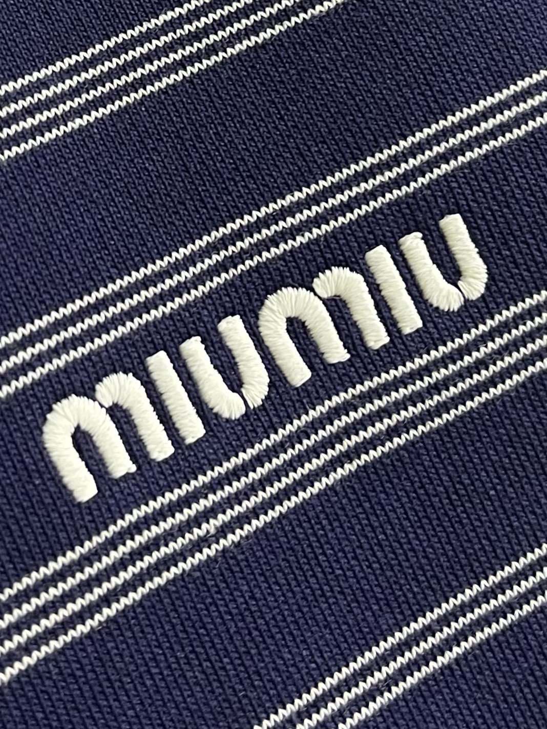 
MiuMiu 2025SS蓝白条纹卫衣，采用50支 400克双股精纺棉纱，纱线细密强韧，确保面料轻薄柔