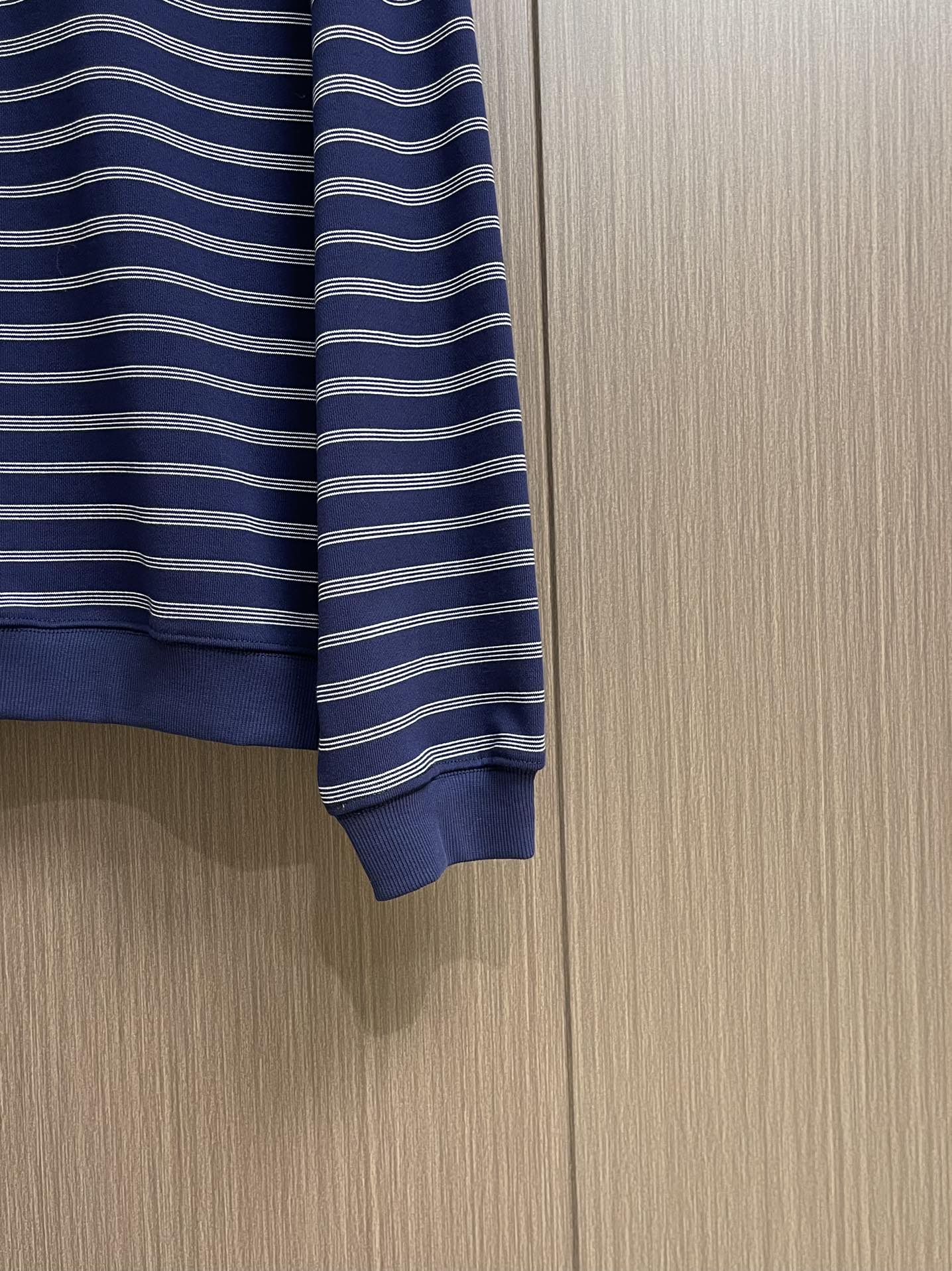 
MiuMiu 2025SS蓝白条纹卫衣，采用50支 400克双股精纺棉纱，纱线细密强韧，确保面料轻薄柔