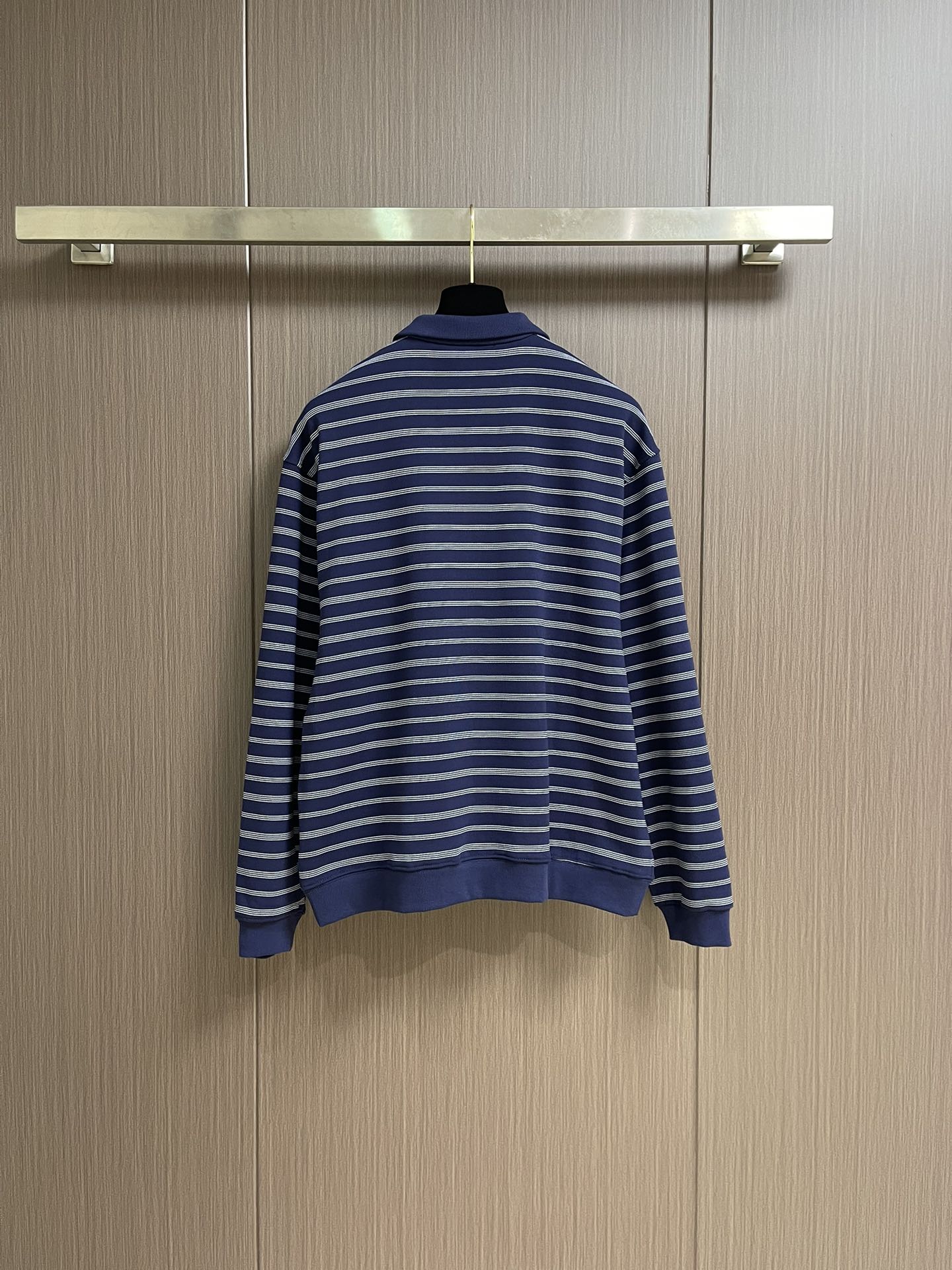 
MiuMiu 2025SS蓝白条纹卫衣，采用50支 400克双股精纺棉纱，纱线细密强韧，确保面料轻薄柔