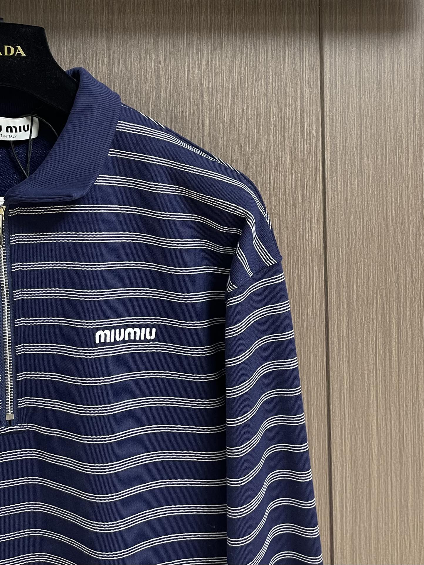 
MiuMiu 2025SS蓝白条纹卫衣，采用50支 400克双股精纺棉纱，纱线细密强韧，确保面料轻薄柔