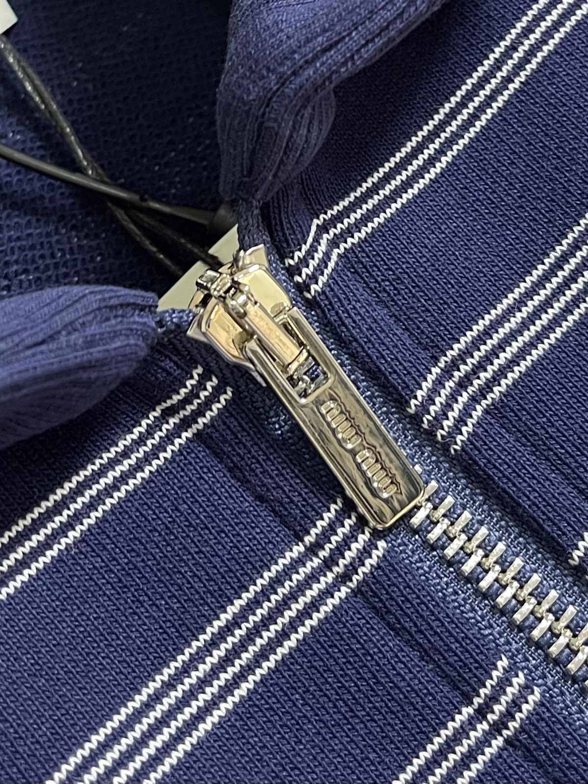 
MiuMiu 2025SS蓝白条纹卫衣，采用50支 400克双股精纺棉纱，纱线细密强韧，确保面料轻薄柔