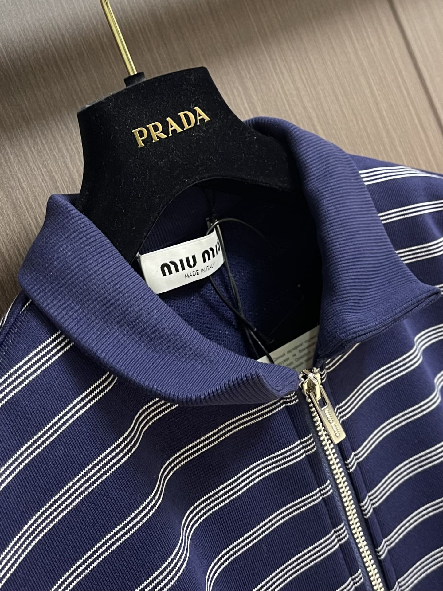 
MiuMiu 2025SS蓝白条纹卫衣，采用50支 400克双股精纺棉纱，纱线细密强韧，确保面料轻薄柔