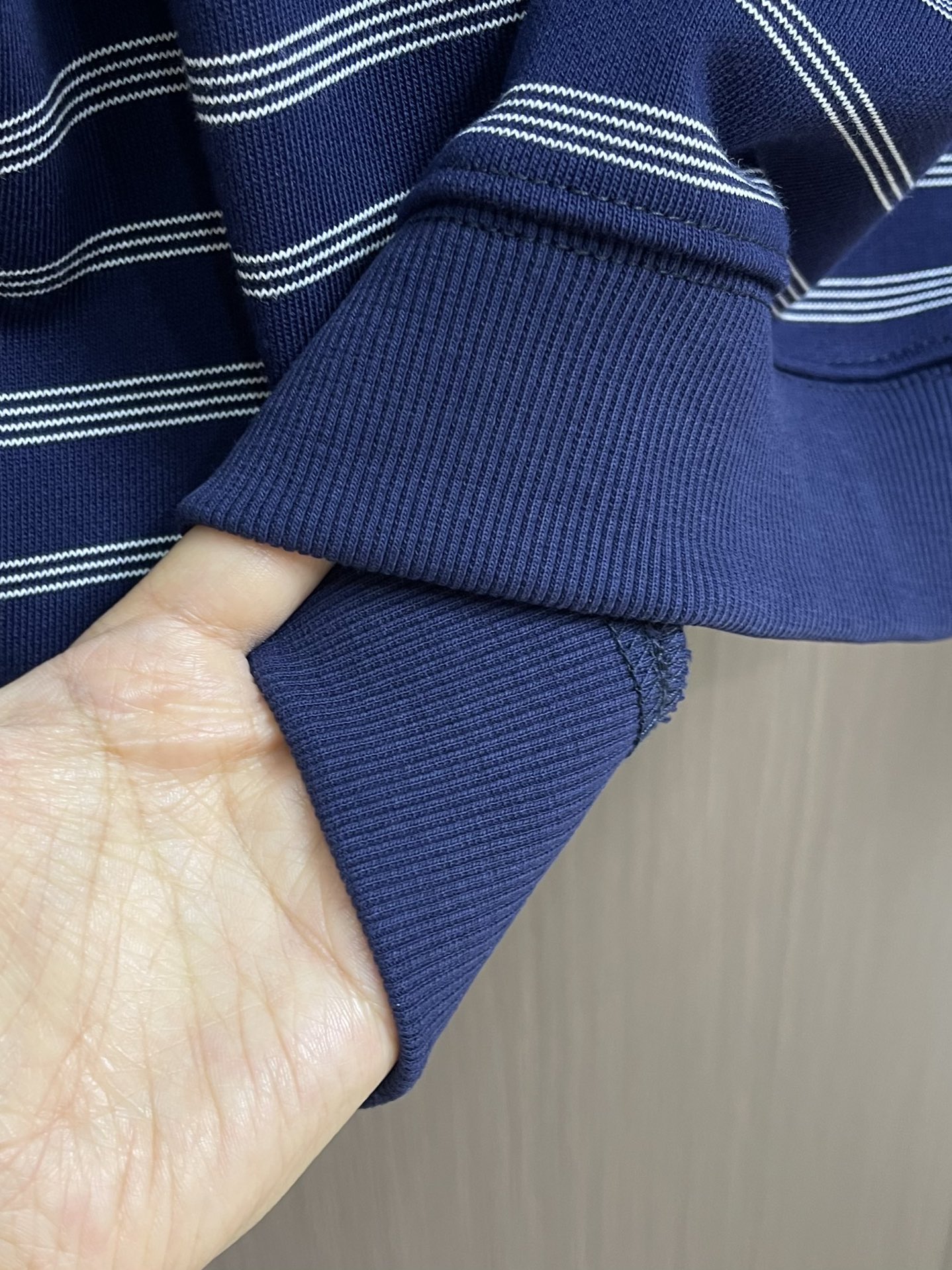 
MiuMiu 2025SS蓝白条纹卫衣，采用50支 400克双股精纺棉纱，纱线细密强韧，确保面料轻薄柔