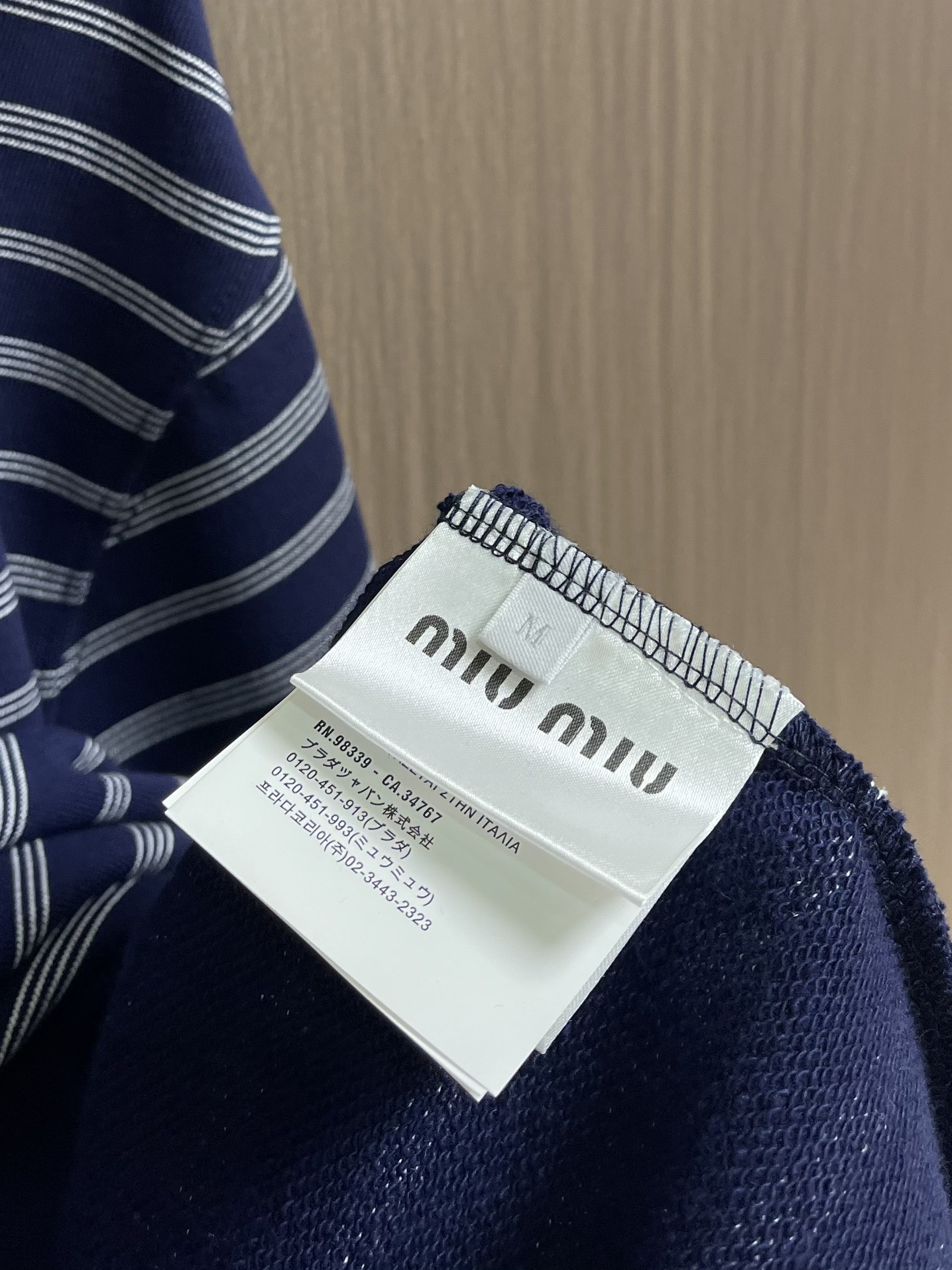 
MiuMiu 2025SS蓝白条纹卫衣，采用50支 400克双股精纺棉纱，纱线细密强韧，确保面料轻薄柔