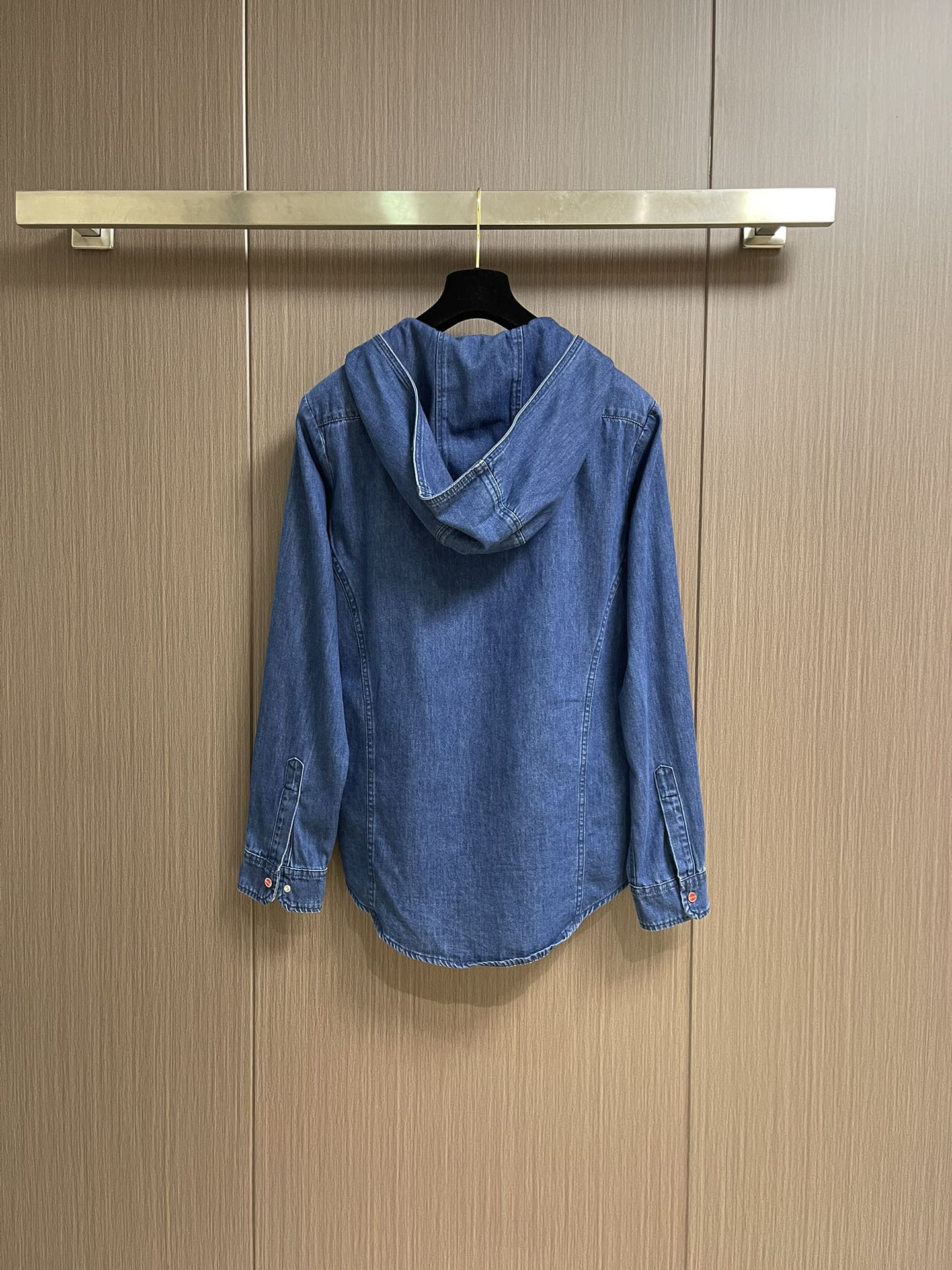 
kiton 复古蓝休闲撞色纽扣连帽牛仔衬衣 一年四季可穿的百搭牛仔  合身略宽松版型 较为合体的穿着感