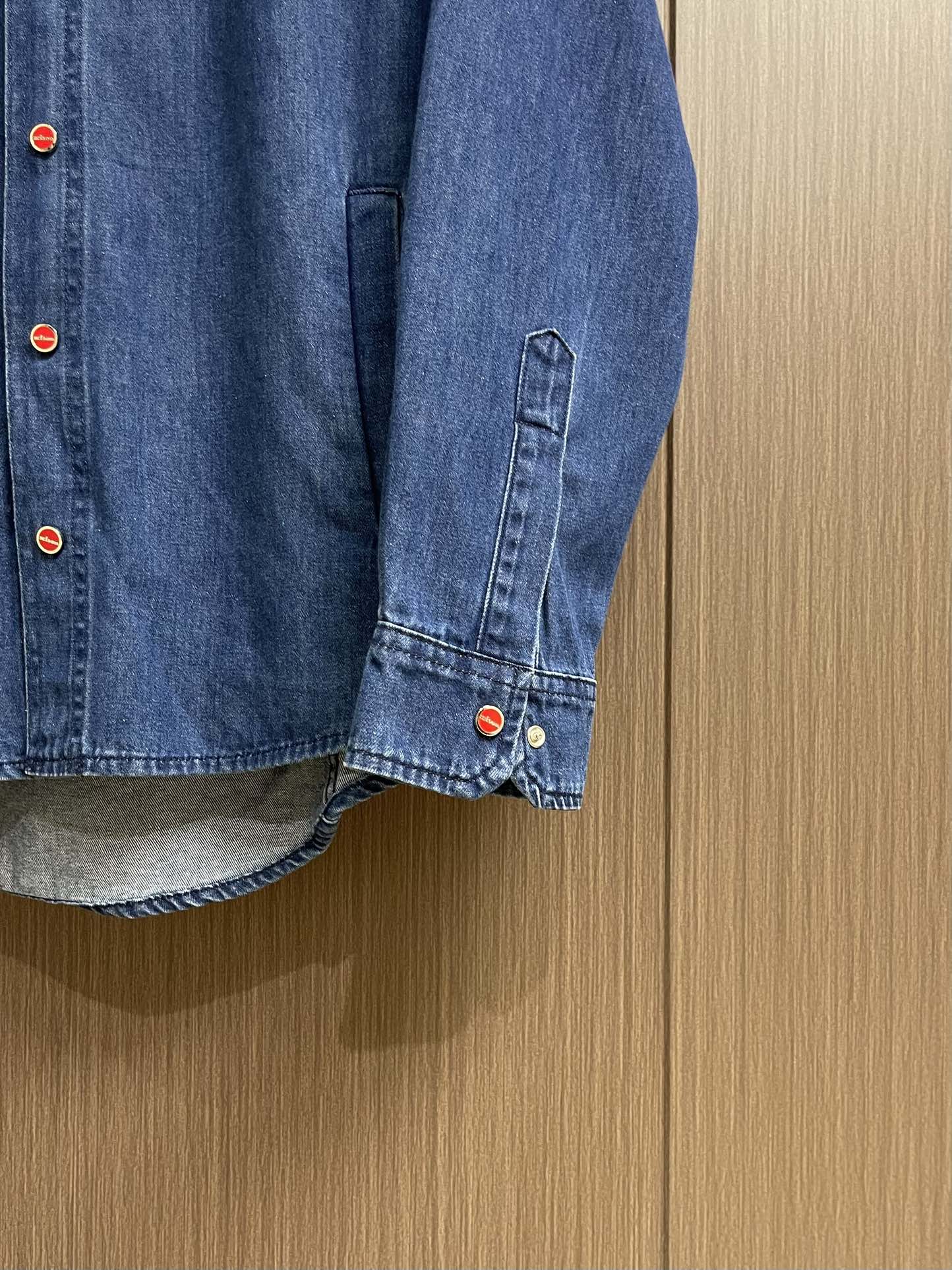 
kiton 复古蓝休闲撞色纽扣连帽牛仔衬衣 一年四季可穿的百搭牛仔  合身略宽松版型 较为合体的穿着感