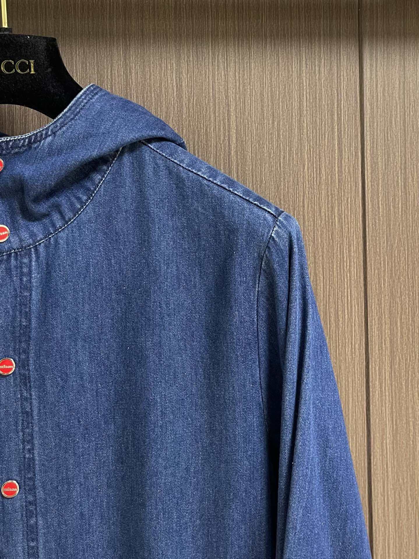 
kiton 复古蓝休闲撞色纽扣连帽牛仔衬衣 一年四季可穿的百搭牛仔  合身略宽松版型 较为合体的穿着感