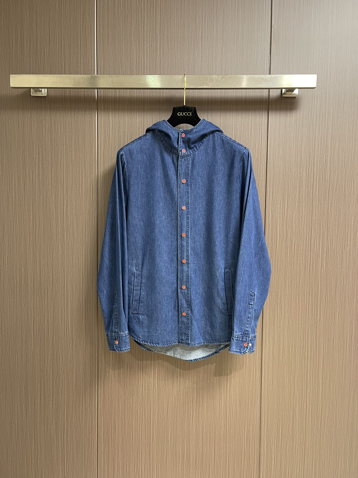 NO:514135,Kiton Retro blue casual contrast button hooded denim shirt All-round versatile denim that can be worn all year round The fit is slightly loose, the more slack and fitting experience is not limited by age and figure The French taste is very unique and distinctive. Age-reducing retro color Modify the body curve The versatile and comfortable size M-3XL, hats, alexander wang19860909kiton 复古蓝休闲撞色纽扣连帽牛仔衬衣 一年四季可穿的百搭牛仔 合身略宽松版型 较为合体的穿着感受 但又特别的松弛 不受年龄和身材的限制 法式的味道十足 非常的别致又有特色 减龄复古颜色 修饰身材曲线 穿着百搭舒适尺码M-3XL,,hats,alexander wang,Men's clothing