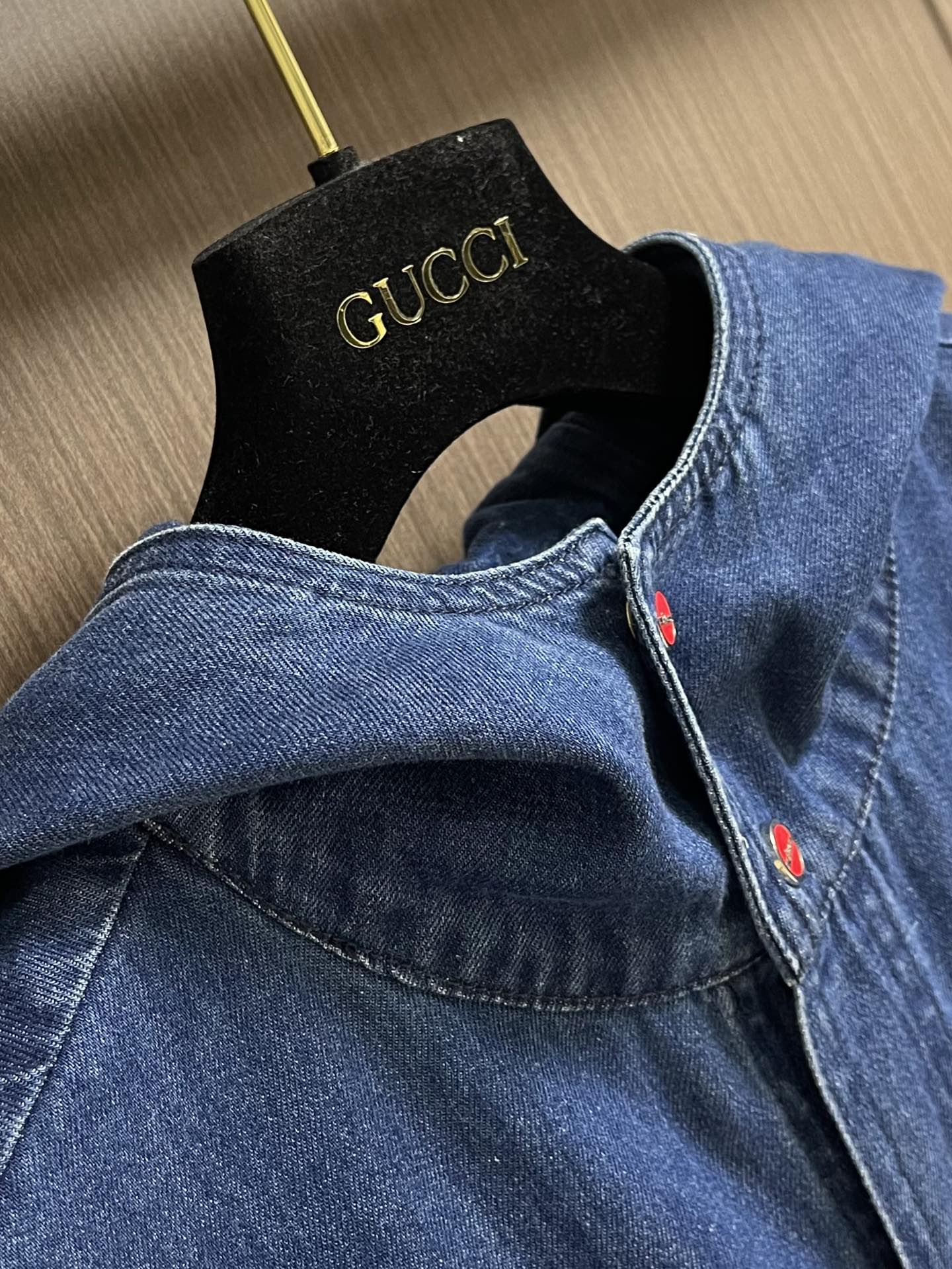 
kiton 复古蓝休闲撞色纽扣连帽牛仔衬衣 一年四季可穿的百搭牛仔  合身略宽松版型 较为合体的穿着感