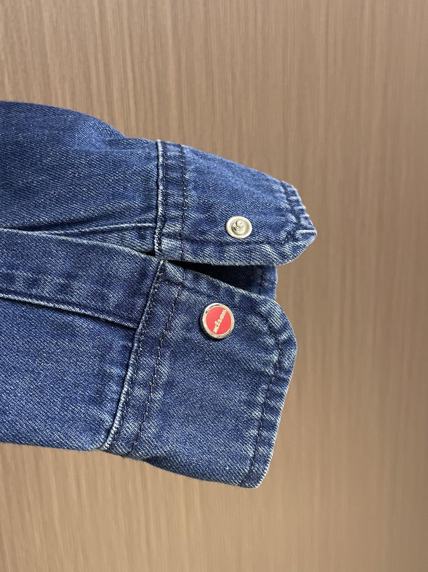 
kiton 复古蓝休闲撞色纽扣连帽牛仔衬衣 一年四季可穿的百搭牛仔  合身略宽松版型 较为合体的穿着感