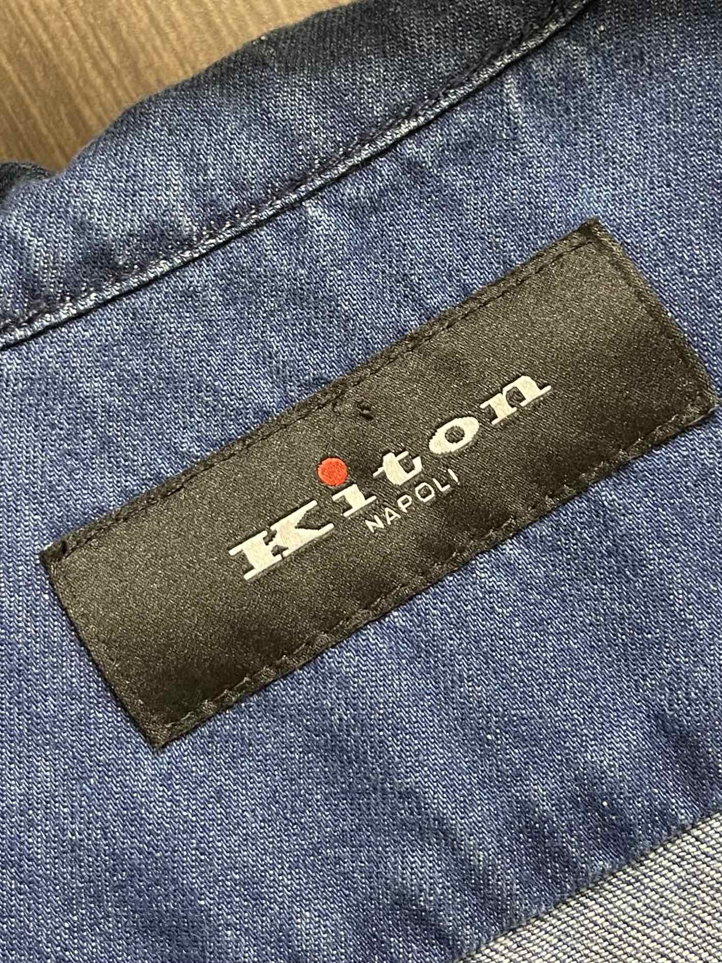 
kiton 复古蓝休闲撞色纽扣连帽牛仔衬衣 一年四季可穿的百搭牛仔  合身略宽松版型 较为合体的穿着感