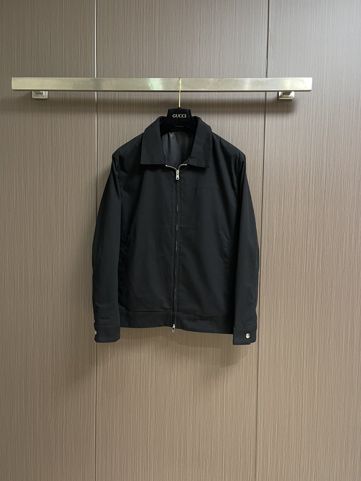 NO:514144,Gucci SS new casual jacket in autumn and winter, the most worth buying classic jacket, simple, low-key, luxurious and outdated imprinted pattern decoration, is undoubtedly a fashion item that many fans cannot refuse!  The details are exquisite and detailed, exuding charming brand charm!  Customized original double zippers and decorated with classic logo embellishments, which are very spectacular!  First-class and precise styling design, three-dimensional and stylish upper body, no age limit. Size M-XXL, gucci, jackets & coats, alexander wang19860909Gucci SS秋冬新款休闲外套,最值得入手的一款经典外套,简单低调奢华不过时的压印图案装饰,无疑是众多粉丝无法拒绝的时尚单品！细节精湛细致,散发着迷人的品牌魅力！客供定制原厂双拉链,并饰有经典的标志点缀,非常具有规格感！一流精准的版型设计,上身立体有型,没有年龄限制.尺码M-XXL,,gucci,jackets & coats,alexander wang,Men's clothing