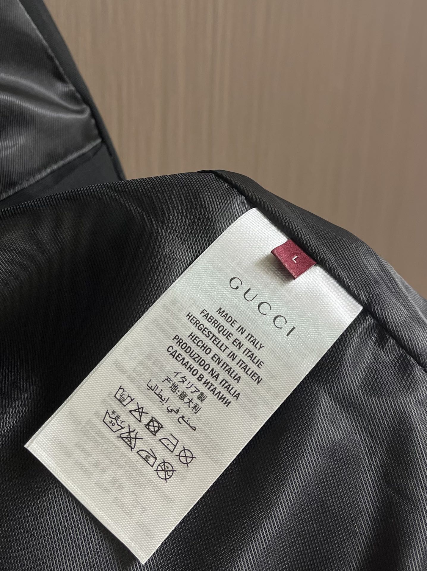 
Gucci 2025SS秋冬新款休闲外套，最值得入手的一款经典外套，简单低调奢华不过时的压印图案装饰，