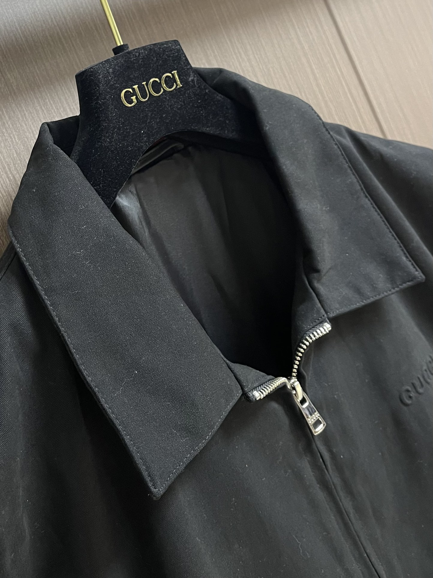 
Gucci 2025SS秋冬新款休闲外套，最值得入手的一款经典外套，简单低调奢华不过时的压印图案装饰，