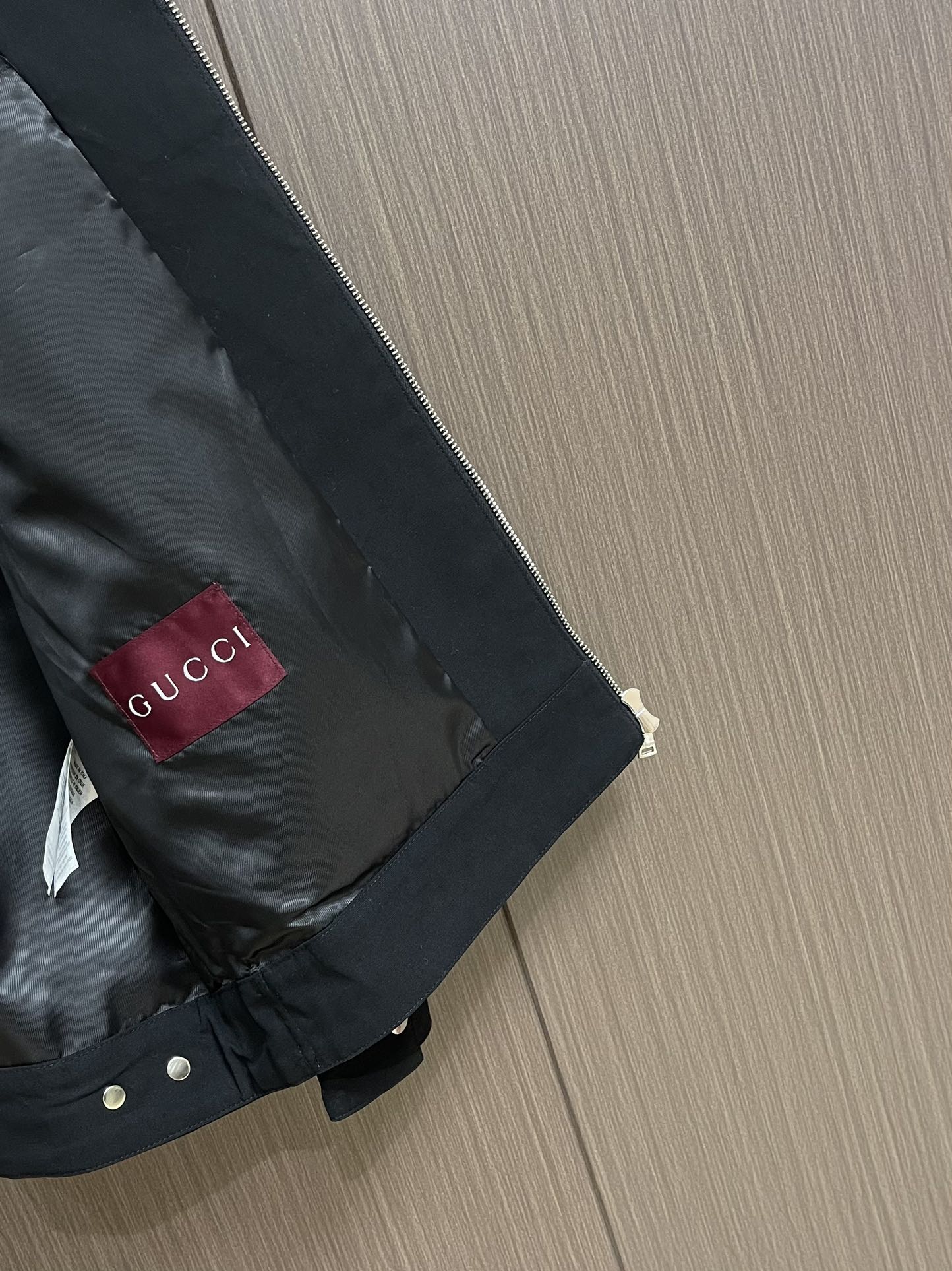 
Gucci 2025SS秋冬新款休闲外套，最值得入手的一款经典外套，简单低调奢华不过时的压印图案装饰，