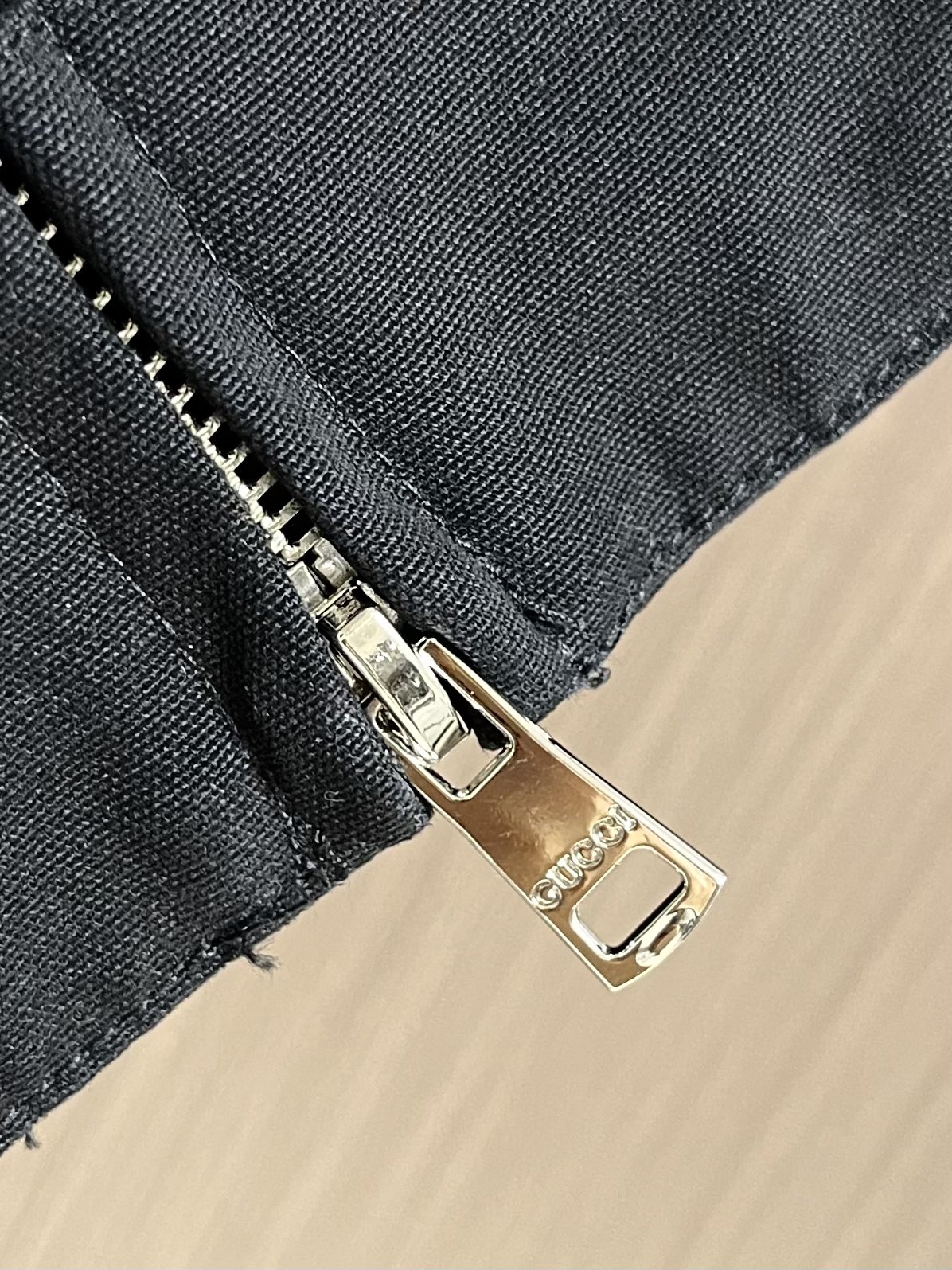 
Gucci 2025SS秋冬新款休闲外套，最值得入手的一款经典外套，简单低调奢华不过时的压印图案装饰，