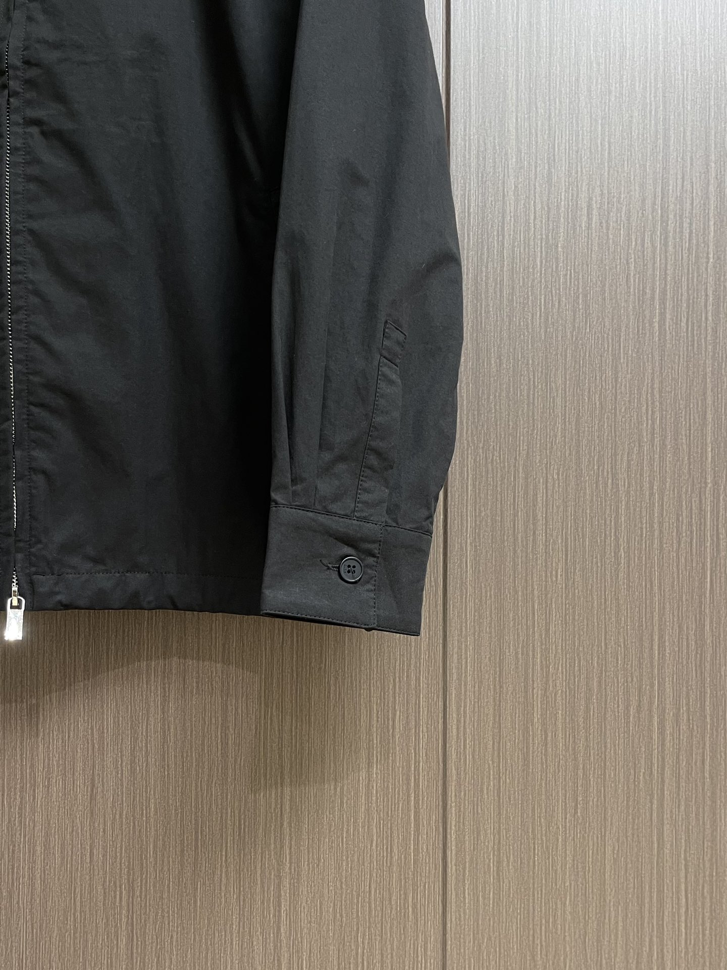 
Dior 2025FW早秋新品立领夹克外套，经典立领设计，利落线条勾勒干练气场，轻松适配多种场合，商务