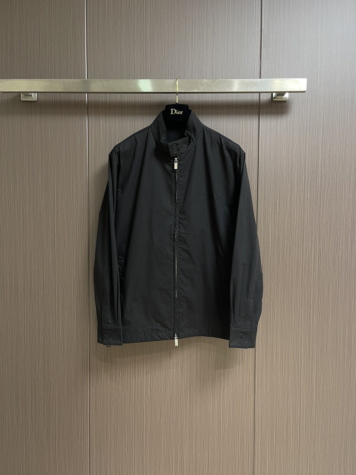 NO:515211,Dior 2025FW early autumn new stand-up collar jacket jacket, classic stand-up collar design, neat lines outline the aura, easy to adapt to multiple occasions, business and casual one-click switching. The neckline is exquisite and exquisite with the same color fabric, simple and ingenious, the stand-up collar shape is more three-dimensional, windproof and stylish. The 'Cistian Dior COUTURE' embroidery on the chest is delicate and full, low-key to highlight the brand genes, and the sense of high quality is full. Double zipper design, metal texture zipper, engraved with brand logo, smooth and easy to pull, two-way opening and closing flexibility is full, and it is super easy to put on and take off and adjust. The cuff buttons also have a brand mark, the details echo the overall shape, and the closing shape can be switched at will, adapted to different styles. Size M-XXL,,dior, jackets & coats, jackets & coats, alexander wang19860909Dior 2025FW早秋新品立领夹克外套,经典立领设计,利落线条勾勒干练气场,轻松适配多种场合,商务休闲一键切换.领口双精致纽扣搭配同色系面料,简约中藏着巧思,立领形态更立体,防风又有型.胸前'Cistian Dior COUTURE'刺绣,细腻饱满,低调彰显品牌基因,高级感拉满.双拉链设计,金属质感拉链,刻有品牌标识,顺滑易拉,双向开合灵活度拉满,穿脱、调节超方便.袖口纽扣同样带品牌印记,细节呼应整体,收口造型可随心切换,适配不同风格.尺码M-XXL,,dior,jackets & coats,jackets & coats,alexander wang,Men's clothing