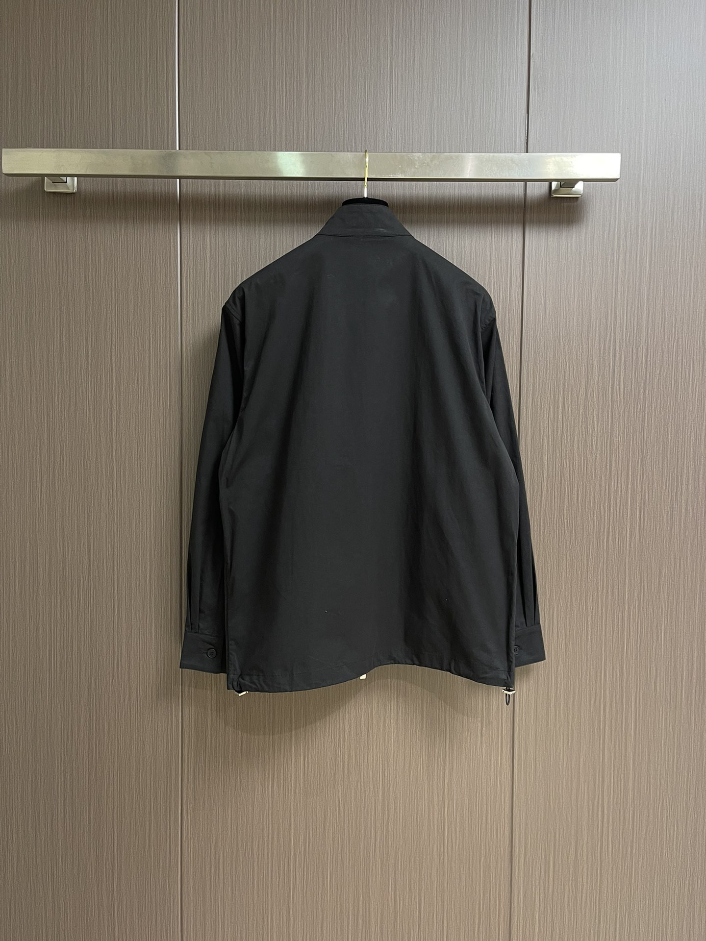 
Dior 2025FW早秋新品立领夹克外套，经典立领设计，利落线条勾勒干练气场，轻松适配多种场合，商务