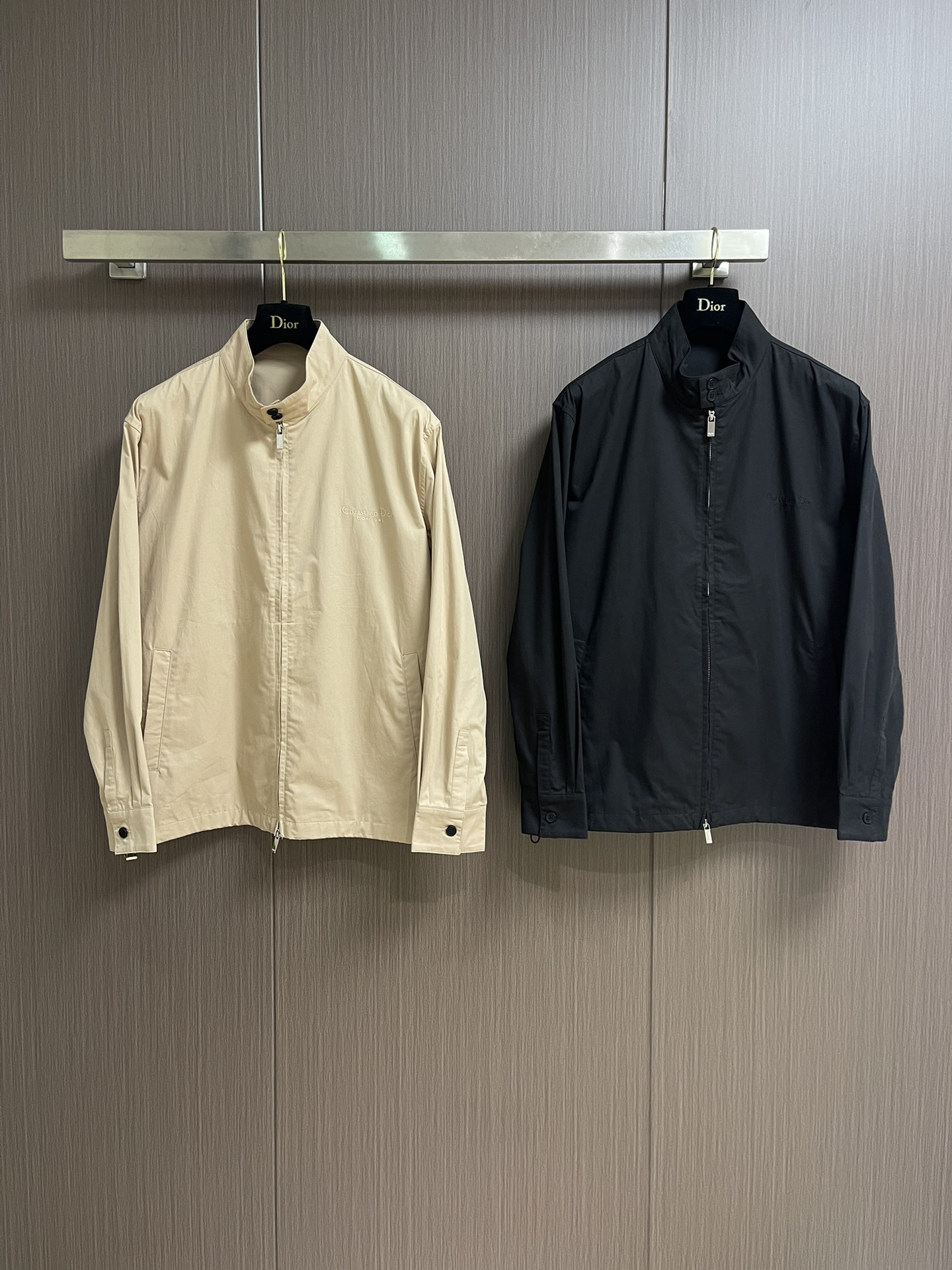 
Dior 2025FW早秋新品立领夹克外套，经典立领设计，利落线条勾勒干练气场，轻松适配多种场合，商务