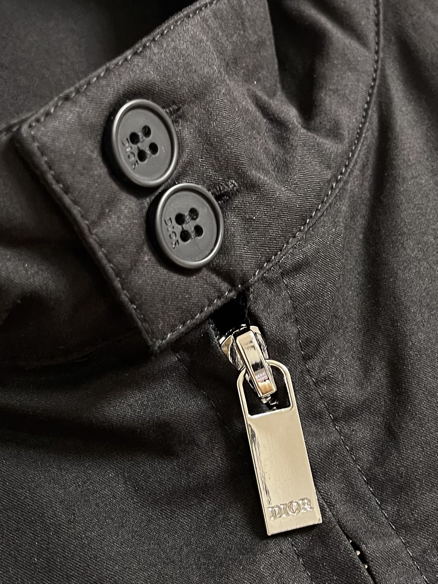 
Dior 2025FW早秋新品立领夹克外套，经典立领设计，利落线条勾勒干练气场，轻松适配多种场合，商务