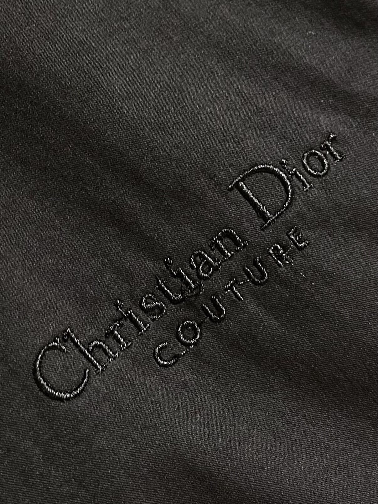 
Dior 2025FW早秋新品立领夹克外套，经典立领设计，利落线条勾勒干练气场，轻松适配多种场合，商务