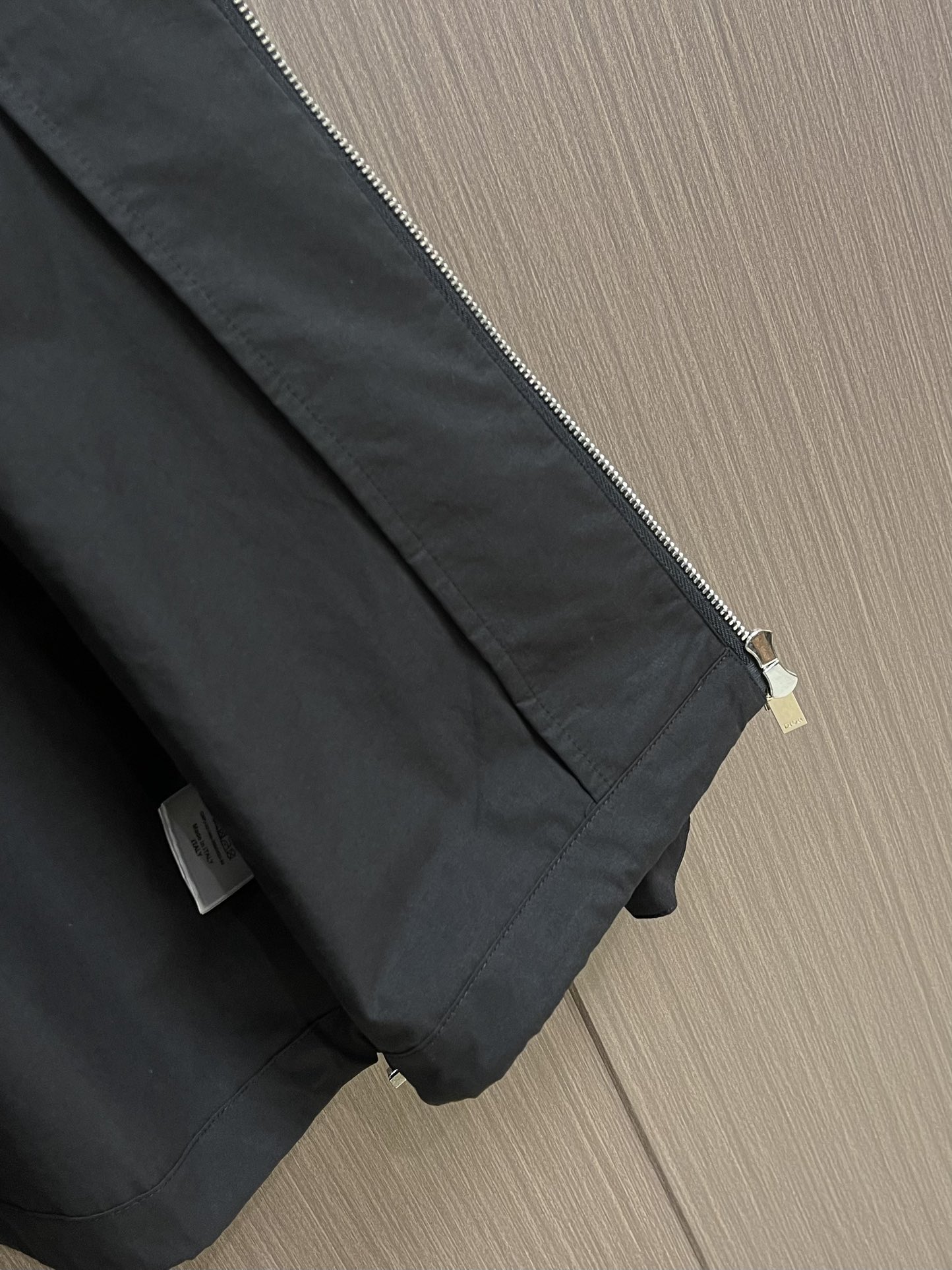 
Dior 2025FW早秋新品立领夹克外套，经典立领设计，利落线条勾勒干练气场，轻松适配多种场合，商务