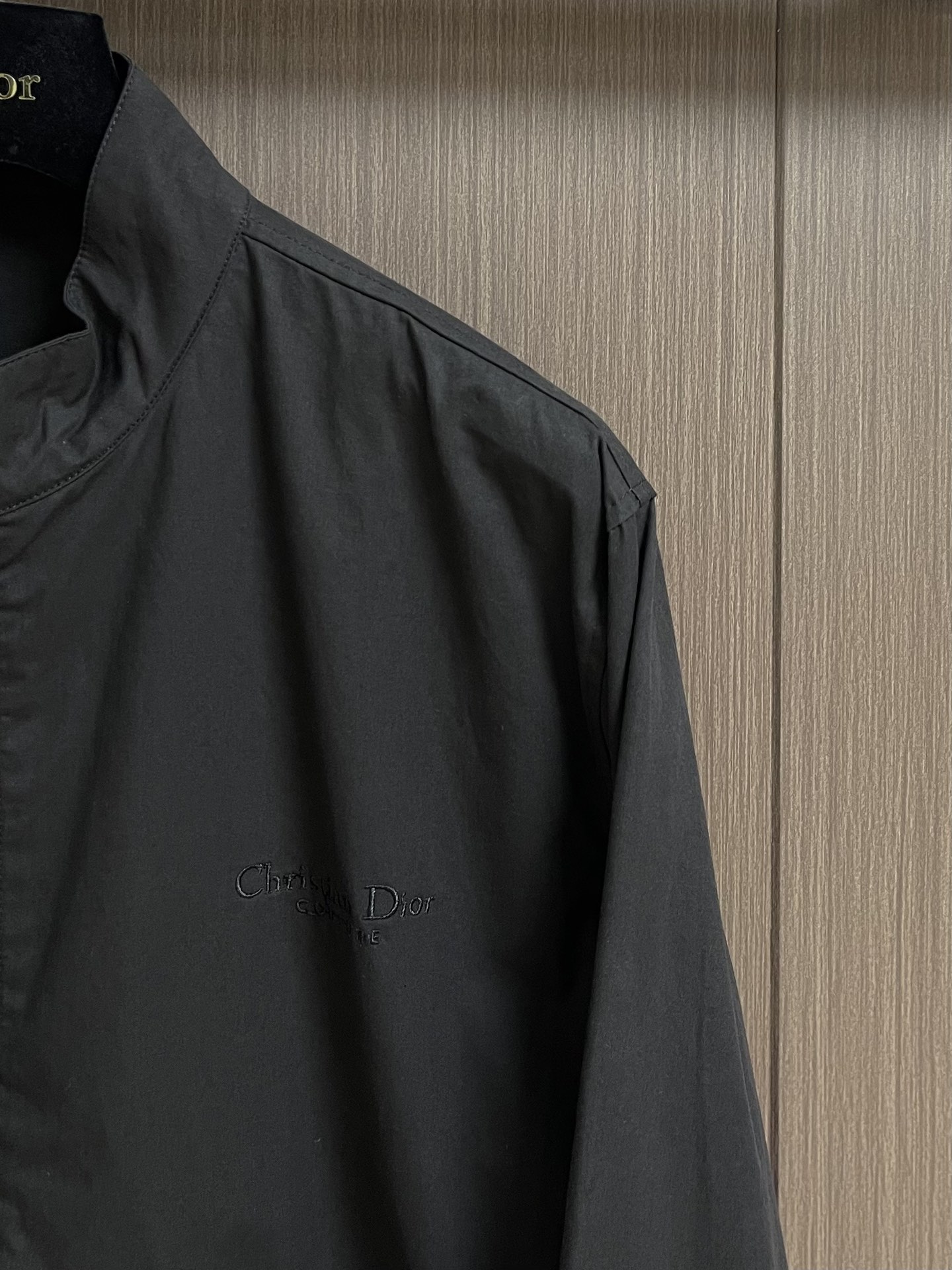 
Dior 2025FW早秋新品立领夹克外套，经典立领设计，利落线条勾勒干练气场，轻松适配多种场合，商务