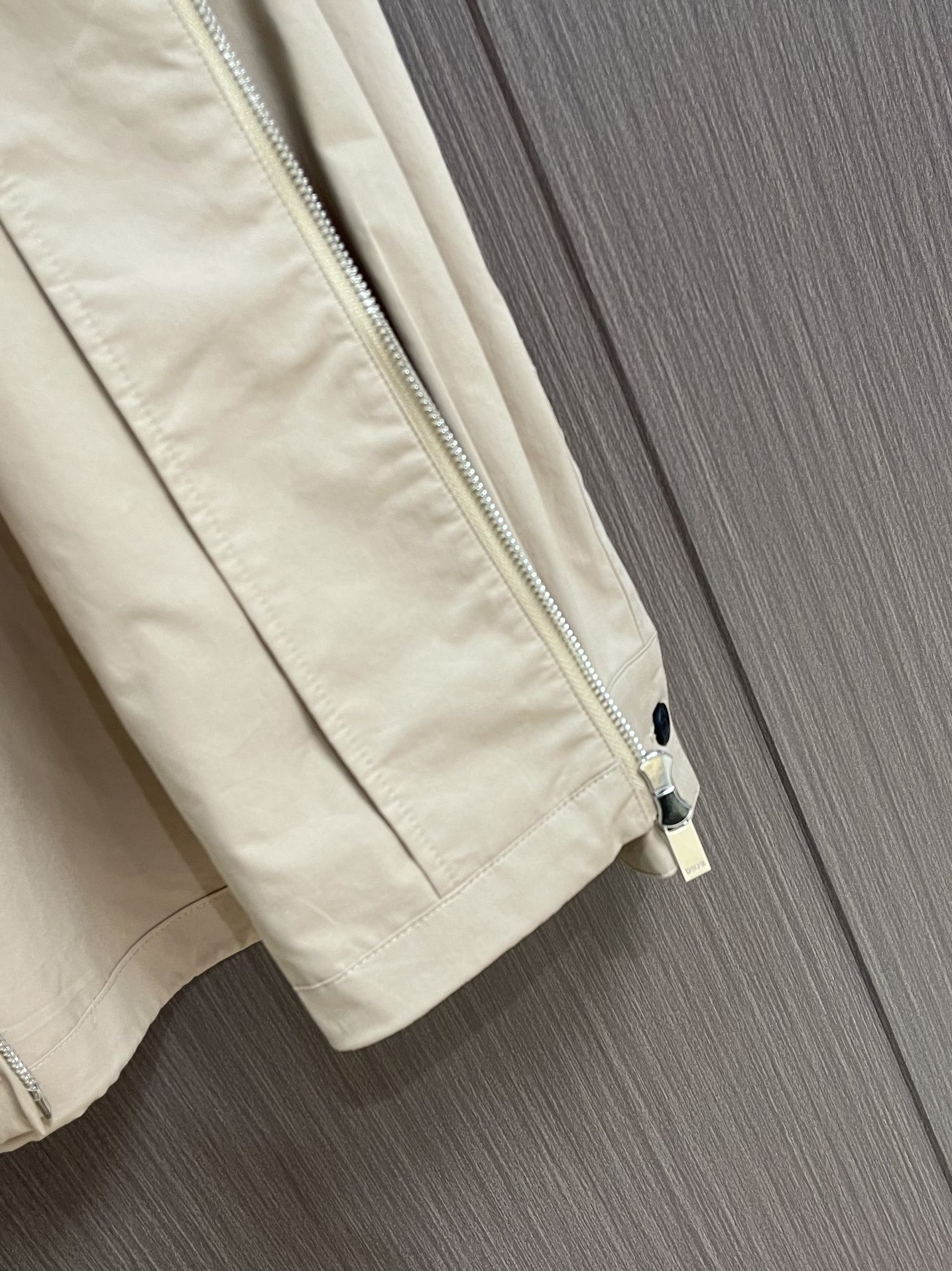 
Dior 2025FW早秋新品立领夹克外套，经典立领设计，利落线条勾勒干练气场，轻松适配多种场合，商务