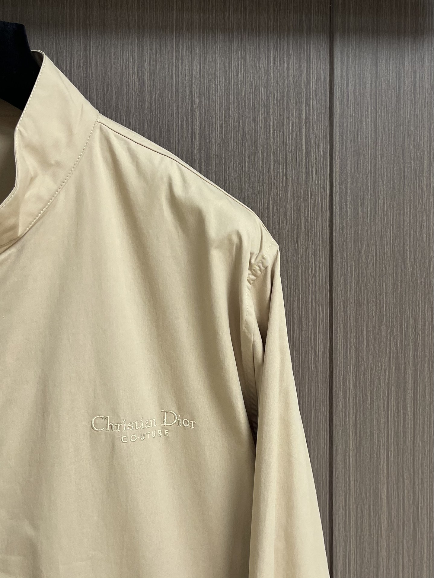 
Dior 2025FW早秋新品立领夹克外套，经典立领设计，利落线条勾勒干练气场，轻松适配多种场合，商务