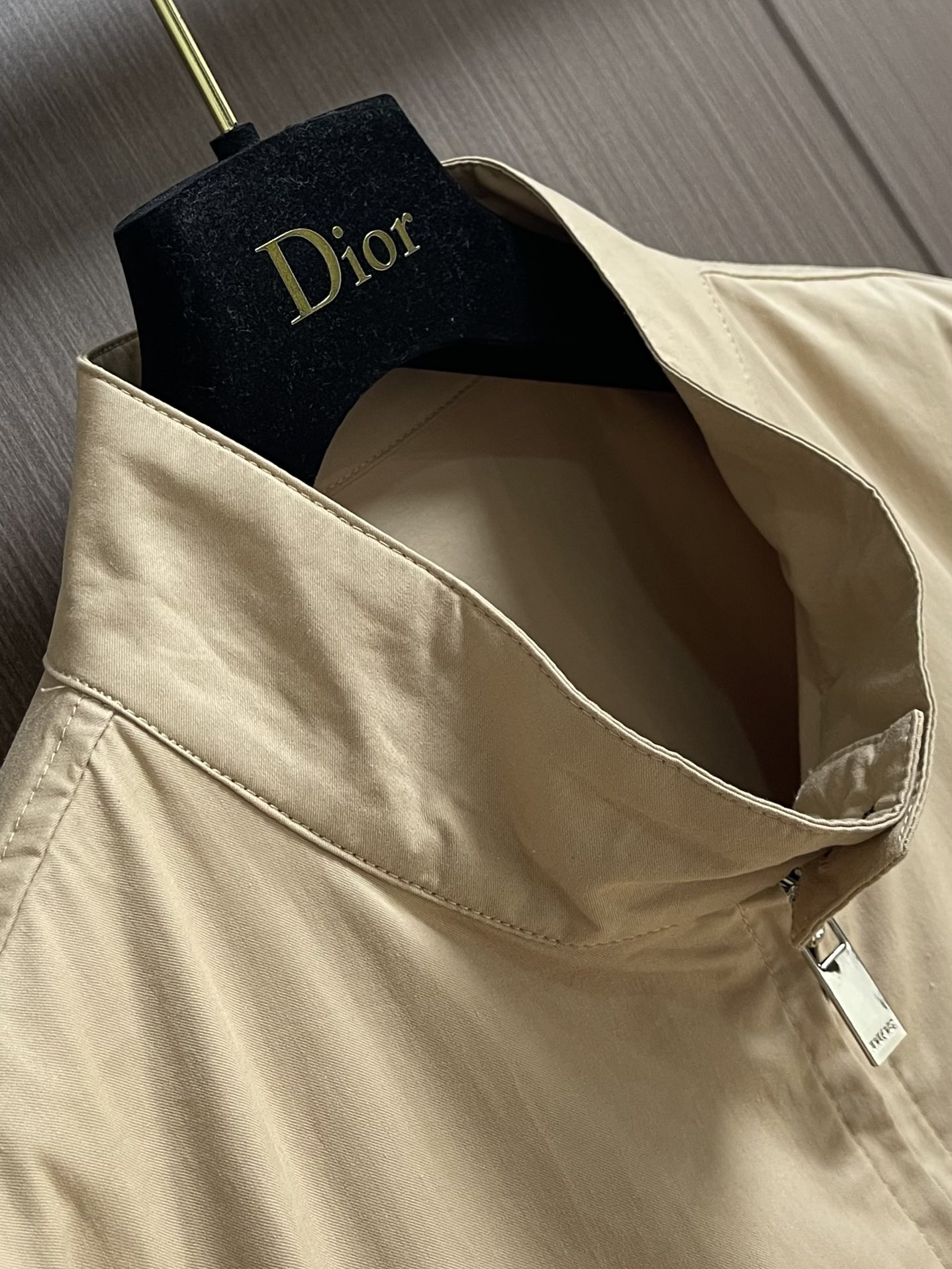 
Dior 2025FW早秋新品立领夹克外套，经典立领设计，利落线条勾勒干练气场，轻松适配多种场合，商务