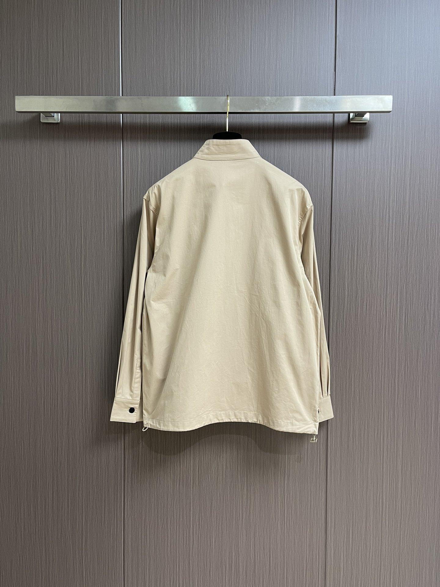 
Dior 2025FW早秋新品立领夹克外套，经典立领设计，利落线条勾勒干练气场，轻松适配多种场合，商务