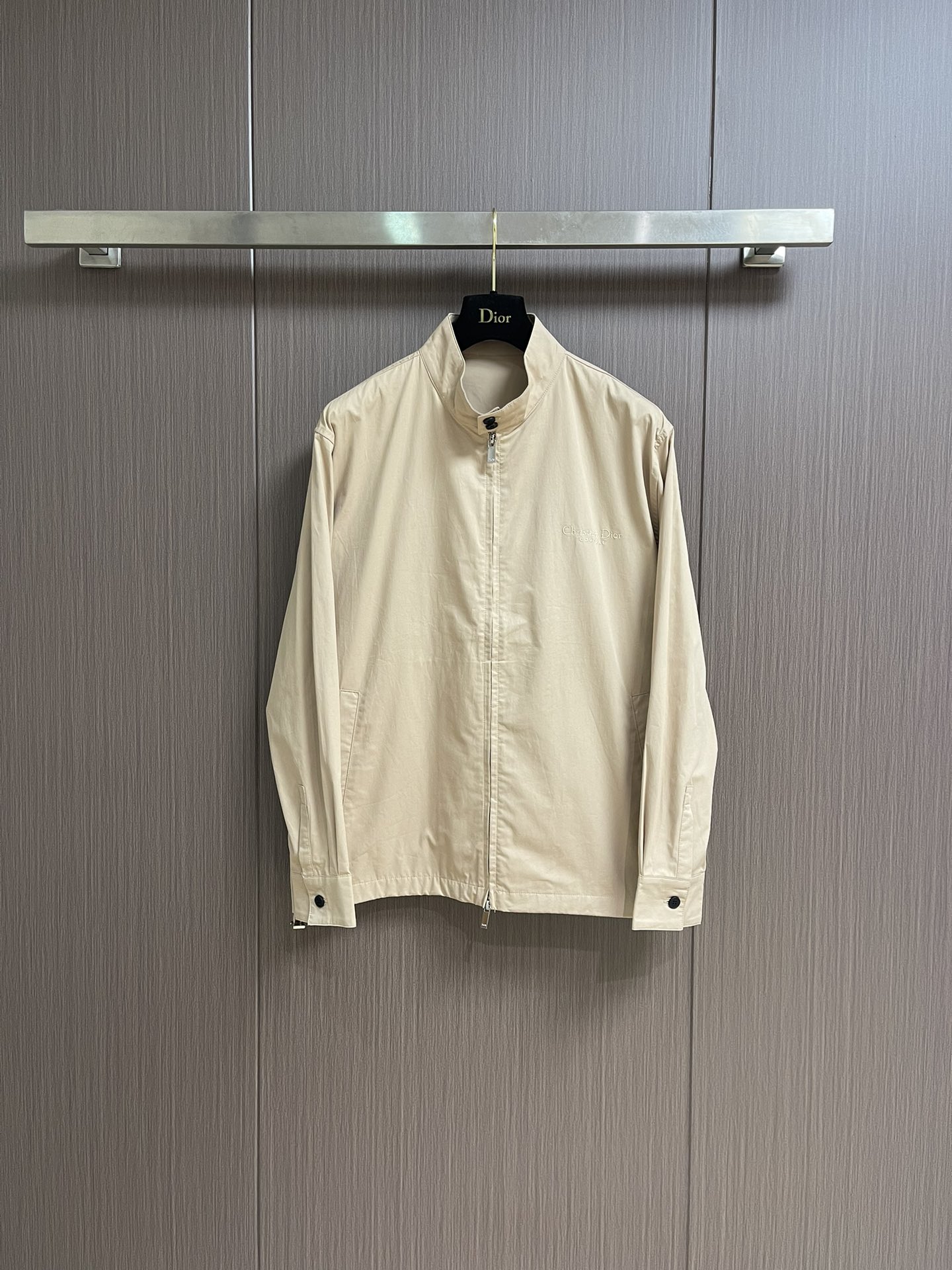 NO:512723,Dior 2025FW early autumn new stand-up collar jacket jacket, classic stand-up collar design, neat lines outline the capable aura, easy to adapt to various occasions, business and casual one-click switching. The neckline is exquisite and exquisite with the same color fabric, simple and ingenious, the stand-up collar shape is more three-dimensional, windproof and stylish. The 'Cistian Dior COUTURE' embroidery on the chest is delicate and full, low-key to highlight the brand genes, and the sense of high quality is full. Double zipper design, metal texture zipper, engraved with brand logo, smooth and easy to pull, two-way opening and closing flexibility is full, and it is super easy to put on and take off and adjust. The cuff buttons also have a brand mark, the details echo the overall shape, and the closing shape can be switched at will, adapted to different styles. Size M-XXL,,dior, jackets & coats, jackets & coats, alexander wang19860909Dior 2025FW早秋新品立领夹克外套,经典立领设计,利落线条勾勒干练气场,轻松适配多种场合,商务休闲一键切换.领口双精致纽扣搭配同色系面料,简约中藏着巧思,立领形态更立体,防风又有型.胸前'Cistian Dior COUTURE'刺绣,细腻饱满,低调彰显品牌基因,高级感拉满.双拉链设计,金属质感拉链,刻有品牌标识,顺滑易拉,双向开合灵活度拉满,穿脱、调节超方便.袖口纽扣同样带品牌印记,细节呼应整体,收口造型可随心切换,适配不同风格.尺码M-XXL,,dior,jackets & coats,jackets & coats,alexander wang,Men's clothing