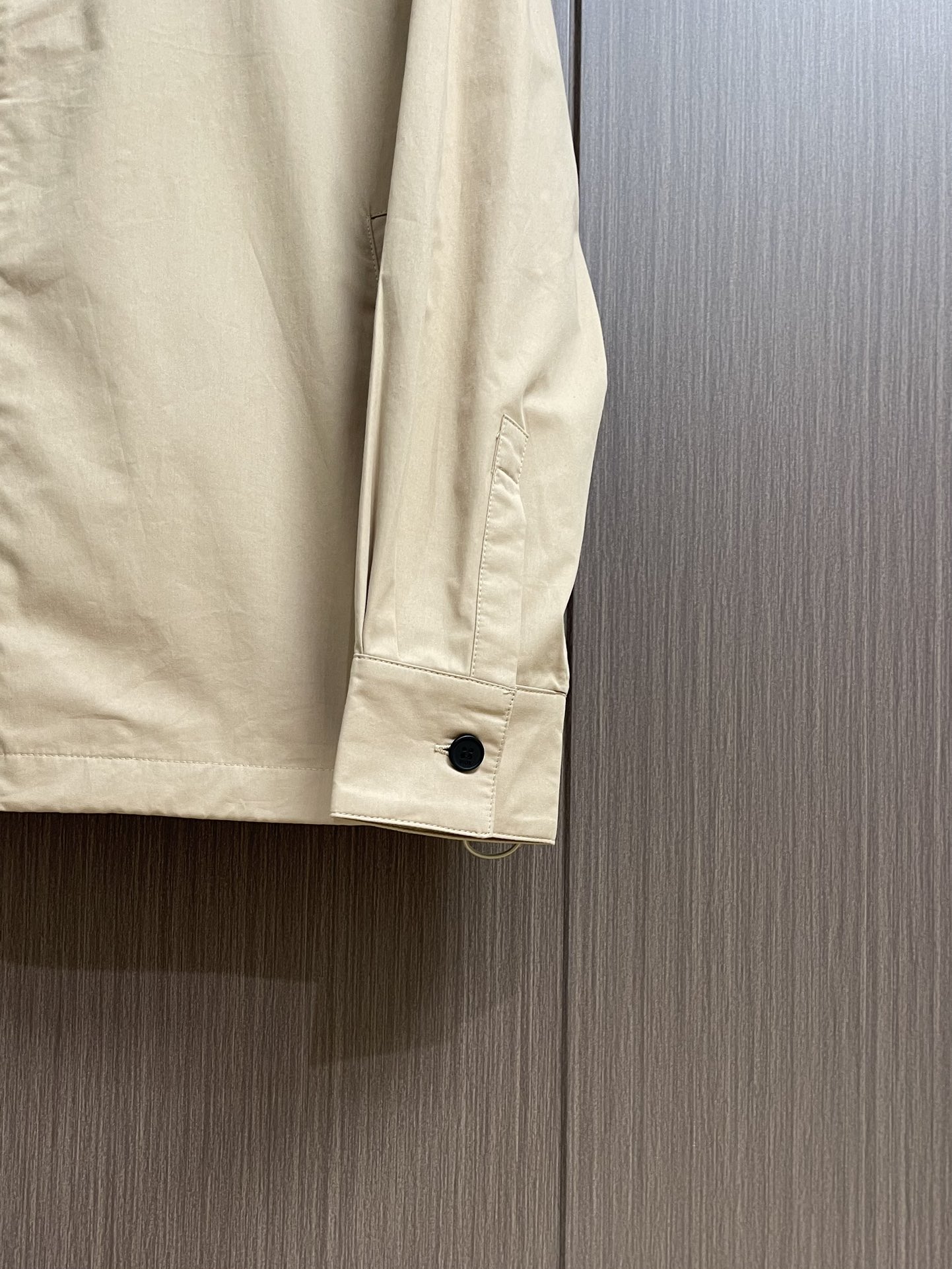 
Dior 2025FW早秋新品立领夹克外套，经典立领设计，利落线条勾勒干练气场，轻松适配多种场合，商务