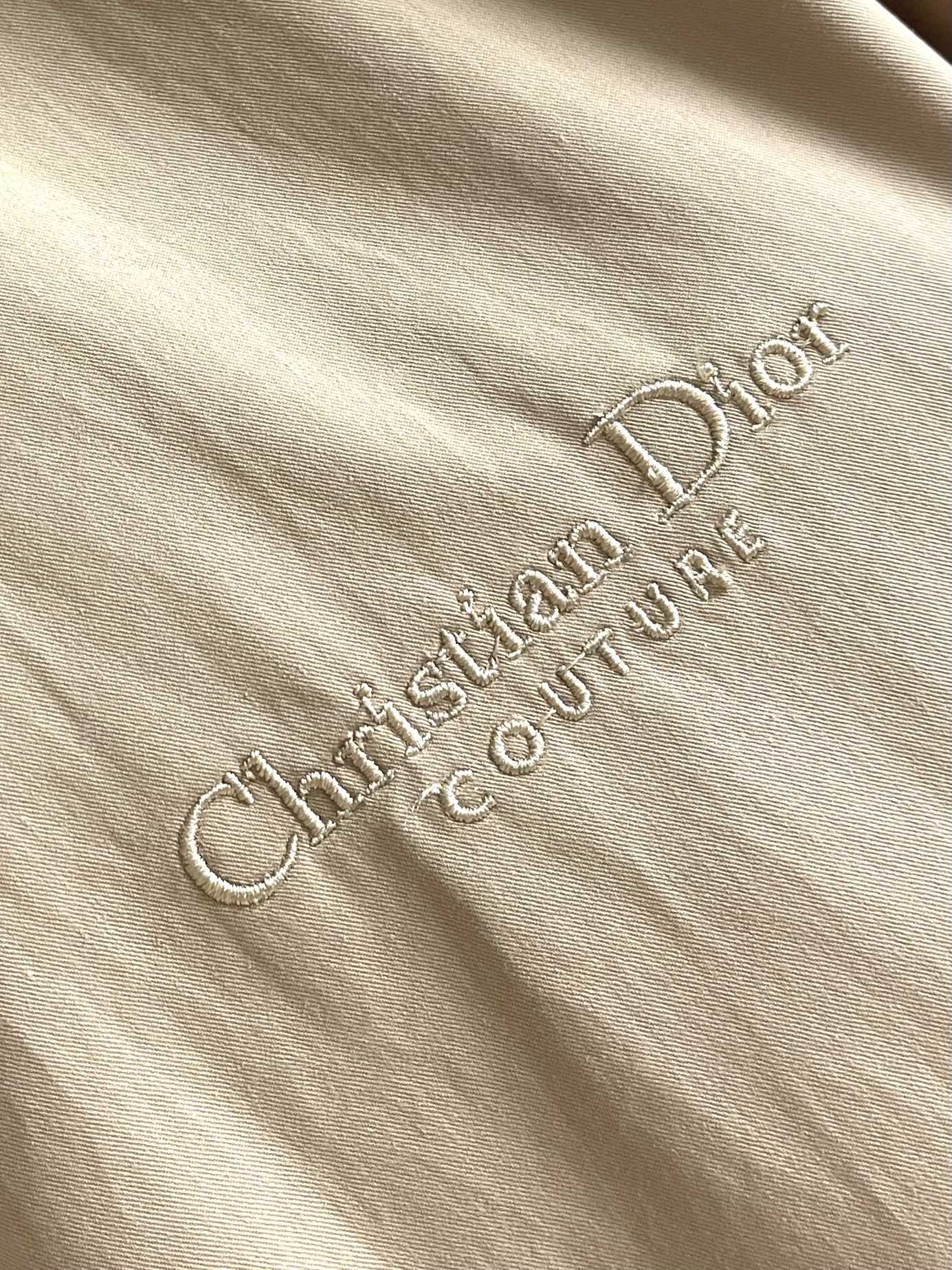 
Dior 2025FW早秋新品立领夹克外套，经典立领设计，利落线条勾勒干练气场，轻松适配多种场合，商务
