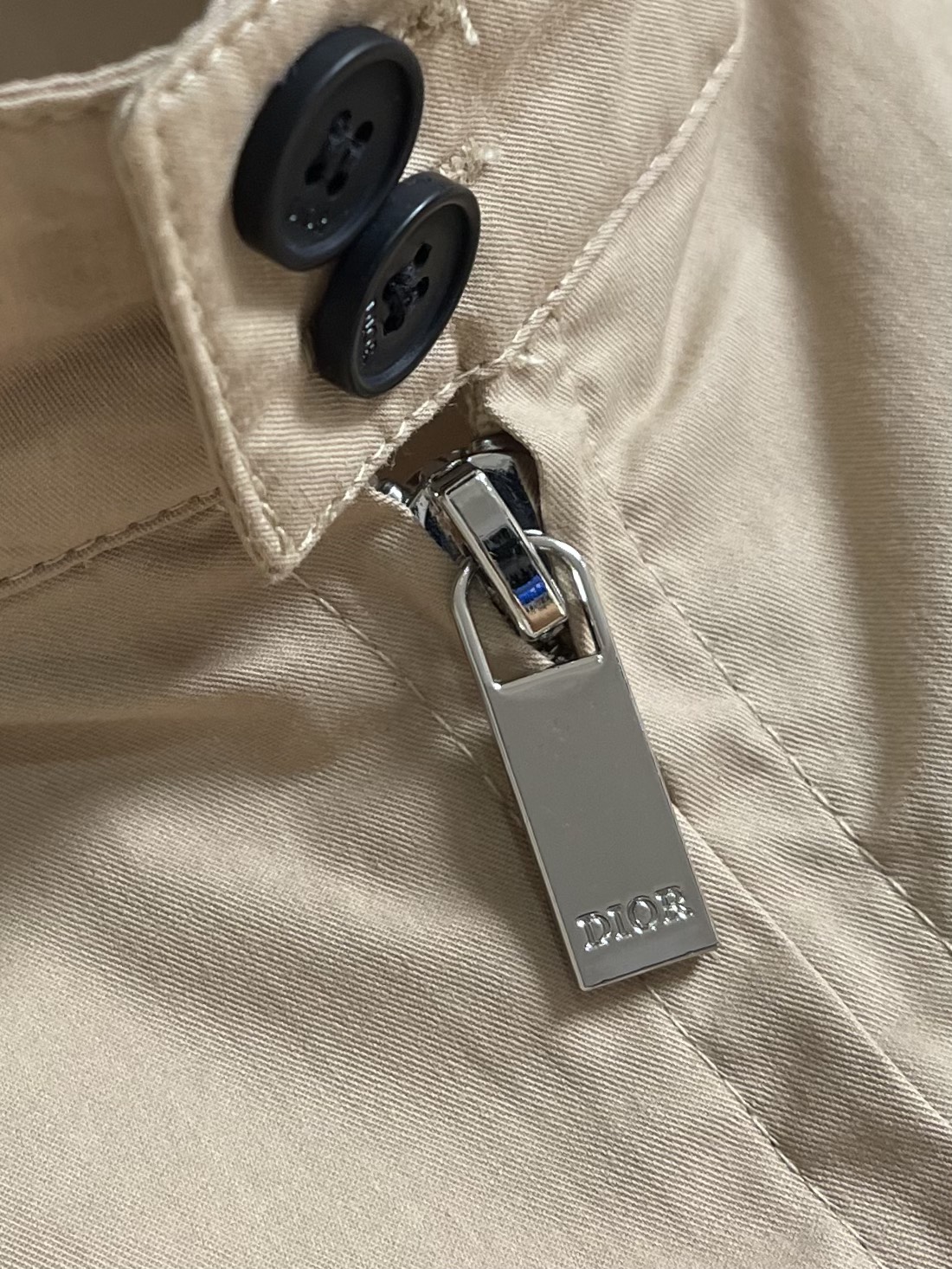 
Dior 2025FW早秋新品立领夹克外套，经典立领设计，利落线条勾勒干练气场，轻松适配多种场合，商务