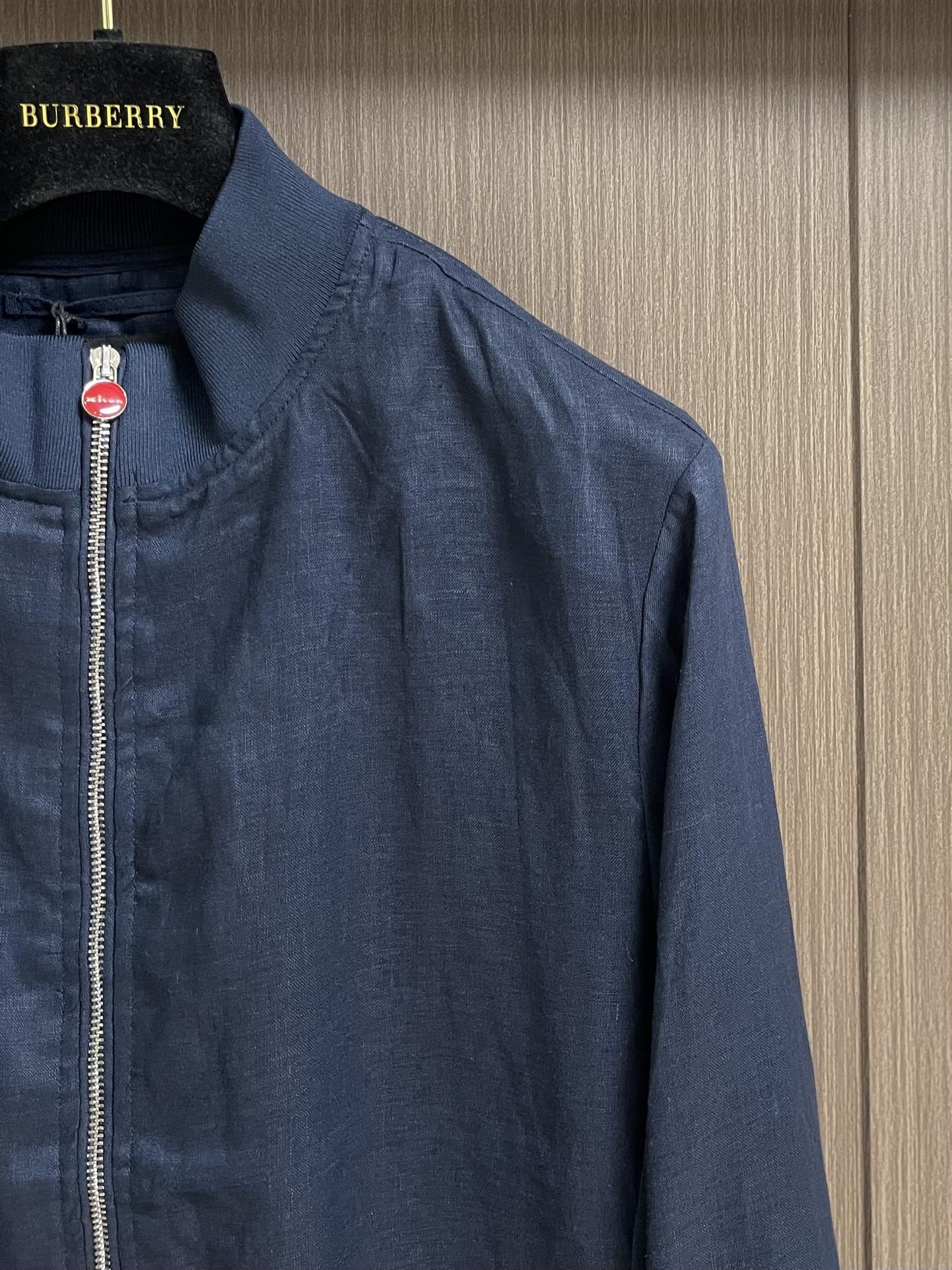 
kiton 亚麻面料手感柔软绵密立领设计外套，以其精细特织的100％亚麻面料和独特的设计，确实展现了非