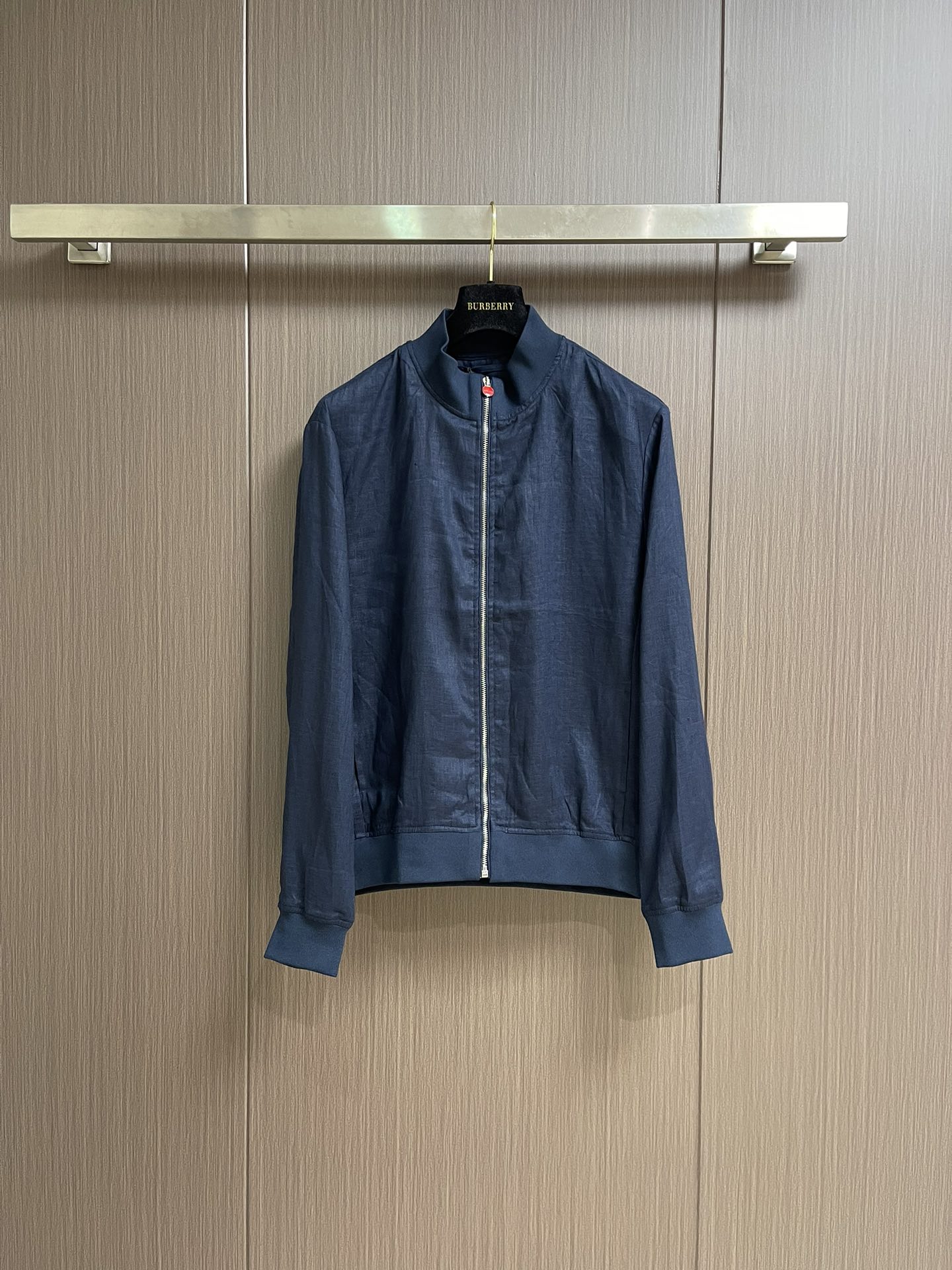 NO:515228,Kiton linen fabric feels soft and densely-soft stand-collar design jacket, with its fine and woven linen fabric and unique design, it really shows extraordinary quality and fashion sense. The use of linen material not only ensures the breathability and comfort of the jacket, but also gives it a natural and rustic beauty. The natural fiber structure of linen fabric makes the jacket soft and dense in touch and very comfortable to wear. At the same time, this fabric also has good moisture absorption and breathability, and can remain refreshing even in hot summers. Size M-3XL,, jackets & coats, alexander wang19860909kiton 亚麻面料手感柔软绵密立领设计外套,以其精细特织的亚麻面料和独特的设计,确实展现了非凡的品质与时尚感.采用亚麻材质,不仅保证了外套的透气性和舒适性,更赋予了它一种自然、质朴的美感.亚麻面料的天然纤维结构,使得外套在触感上柔软绵密,穿着起来非常舒适.同时,这种面料还具有很好的吸湿性和透气性,即使在炎热的夏季也能保持清爽.尺码M-3XL,,jackets & coats,alexander wang,Men's clothing