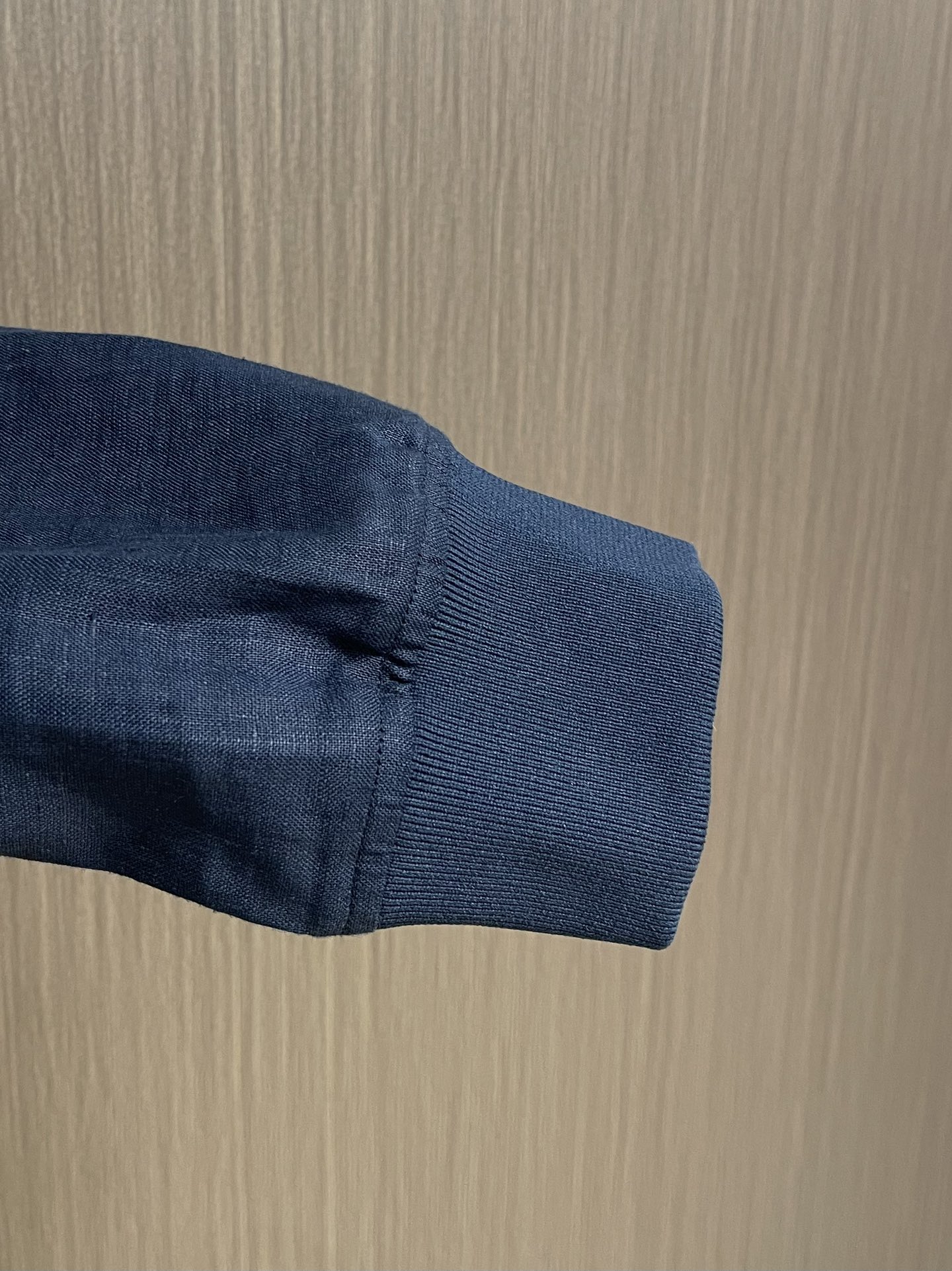 
kiton 亚麻面料手感柔软绵密立领设计外套，以其精细特织的100％亚麻面料和独特的设计，确实展现了非