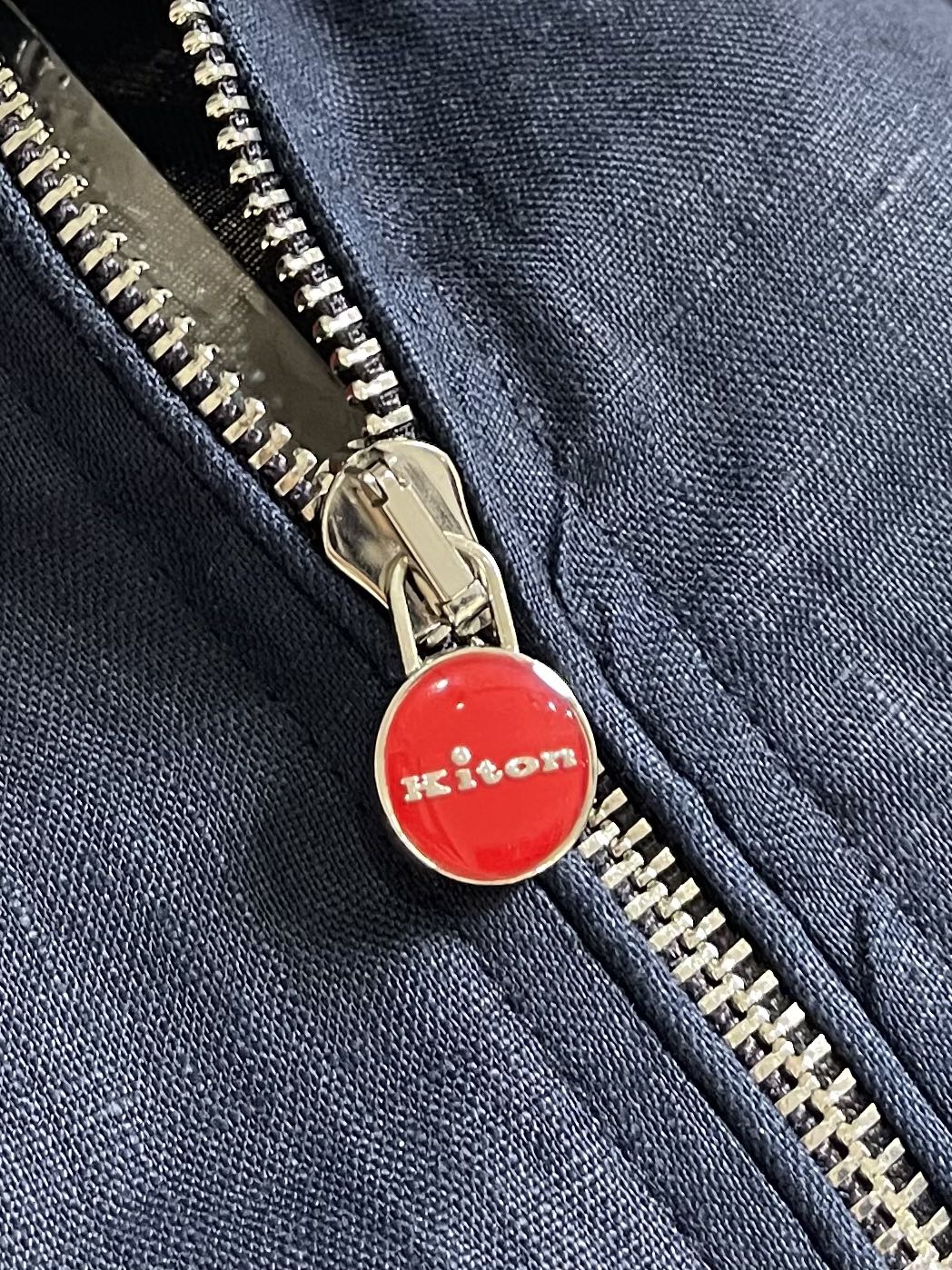 
kiton 亚麻面料手感柔软绵密立领设计外套，以其精细特织的100％亚麻面料和独特的设计，确实展现了非