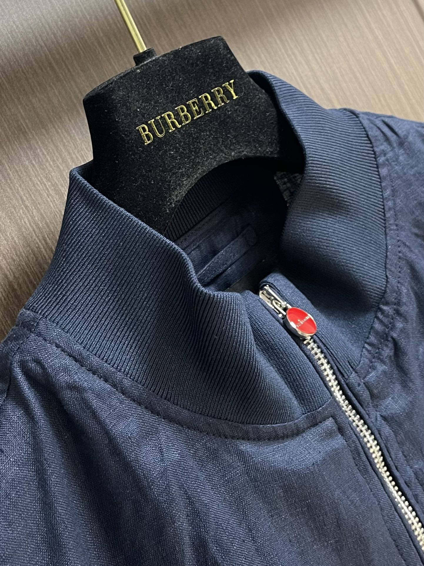 
kiton 亚麻面料手感柔软绵密立领设计外套，以其精细特织的100％亚麻面料和独特的设计，确实展现了非