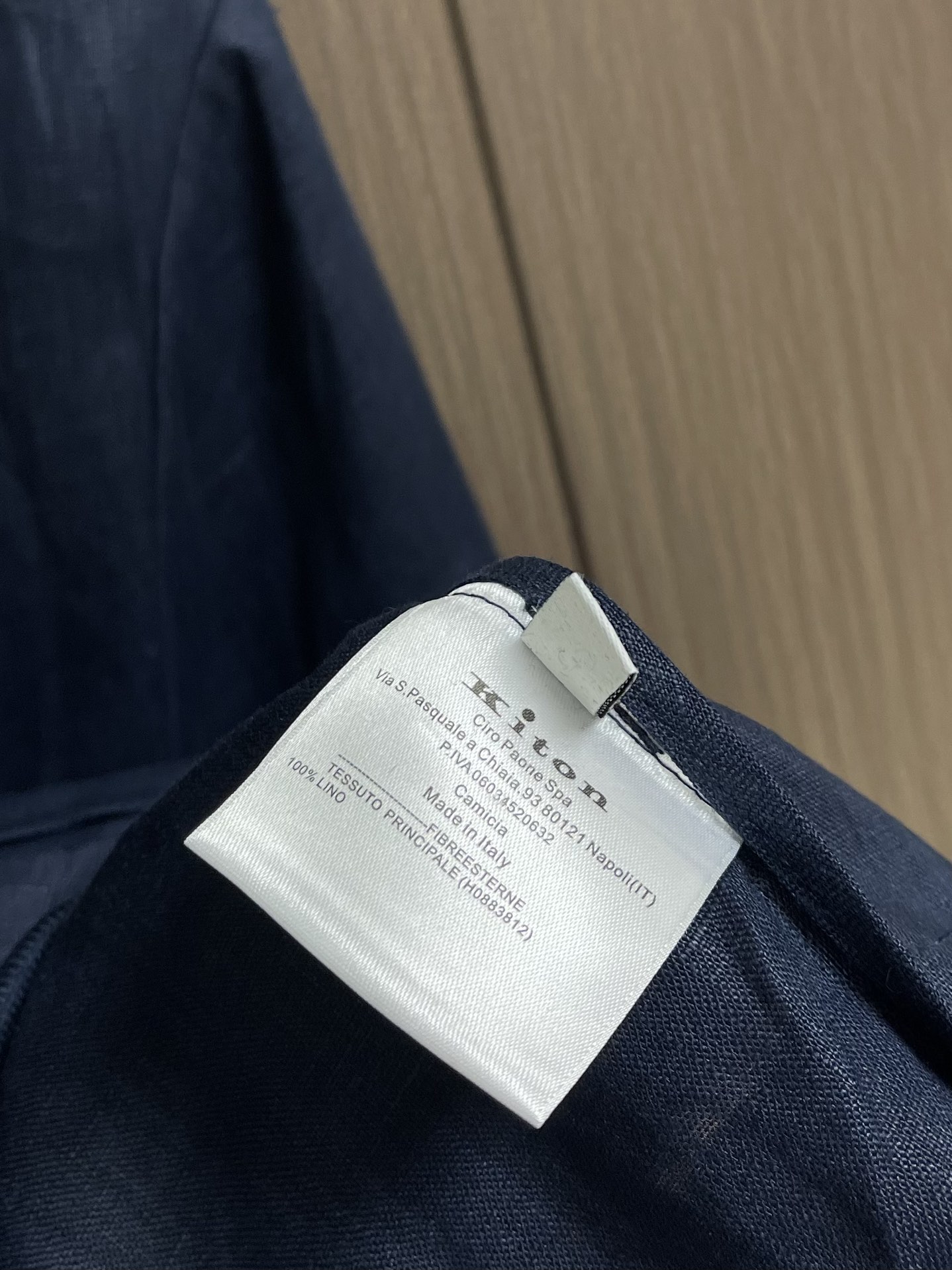 
kiton 亚麻面料手感柔软绵密立领设计外套，以其精细特织的100％亚麻面料和独特的设计，确实展现了非