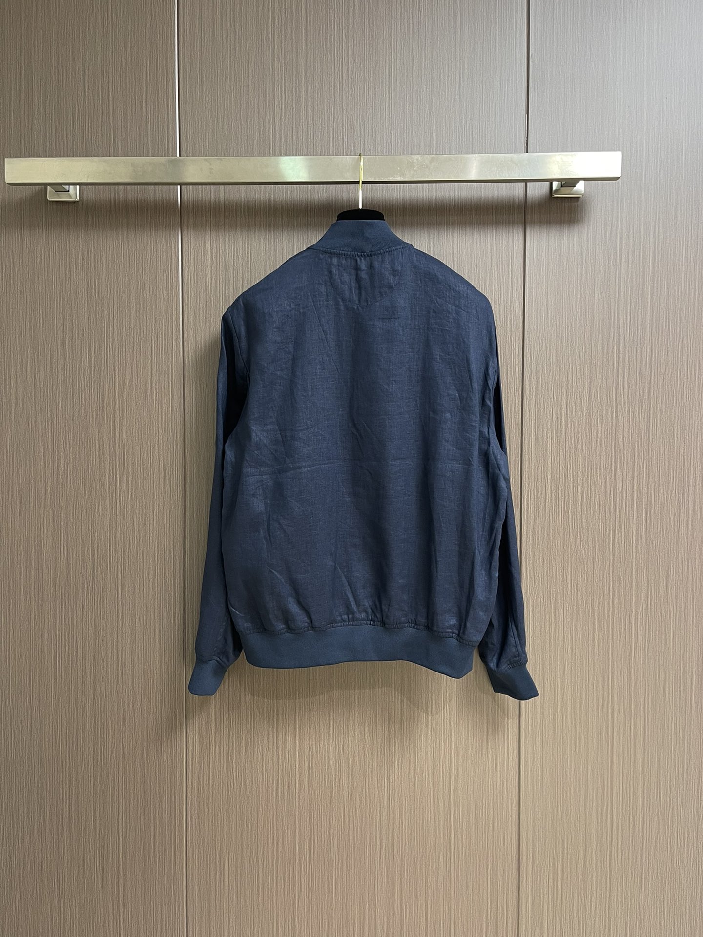 
kiton 亚麻面料手感柔软绵密立领设计外套，以其精细特织的100％亚麻面料和独特的设计，确实展现了非