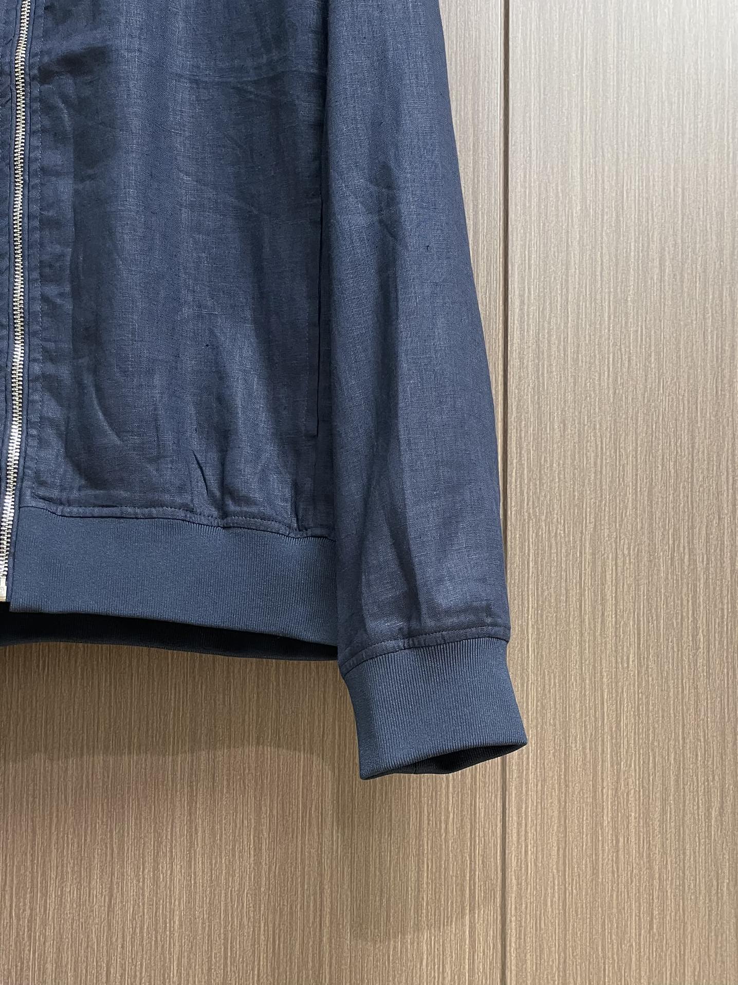 
kiton 亚麻面料手感柔软绵密立领设计外套，以其精细特织的100％亚麻面料和独特的设计，确实展现了非