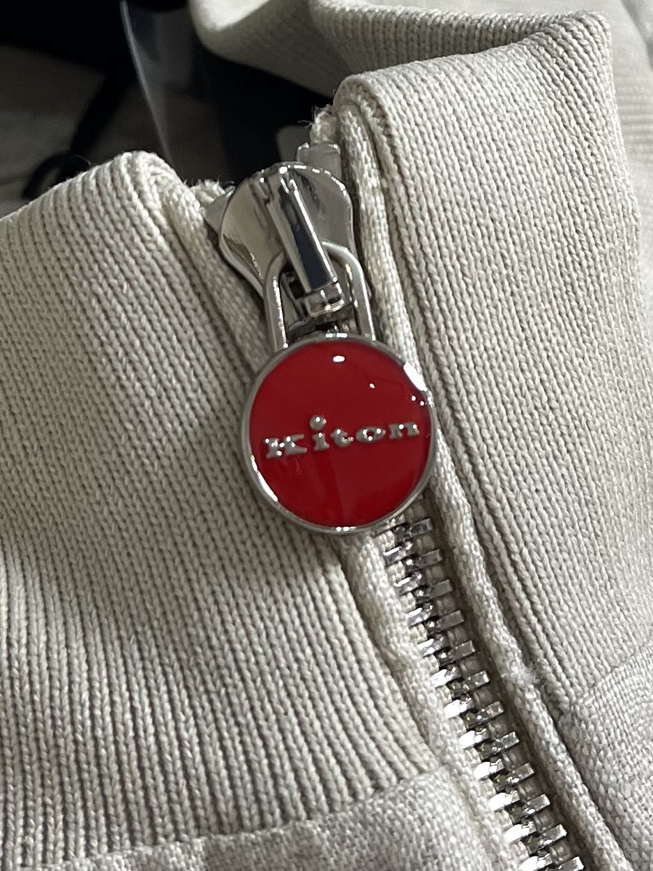 
kiton 亚麻面料手感柔软绵密立领设计外套，以其精细特织的100％亚麻面料和独特的设计，确实展现了非