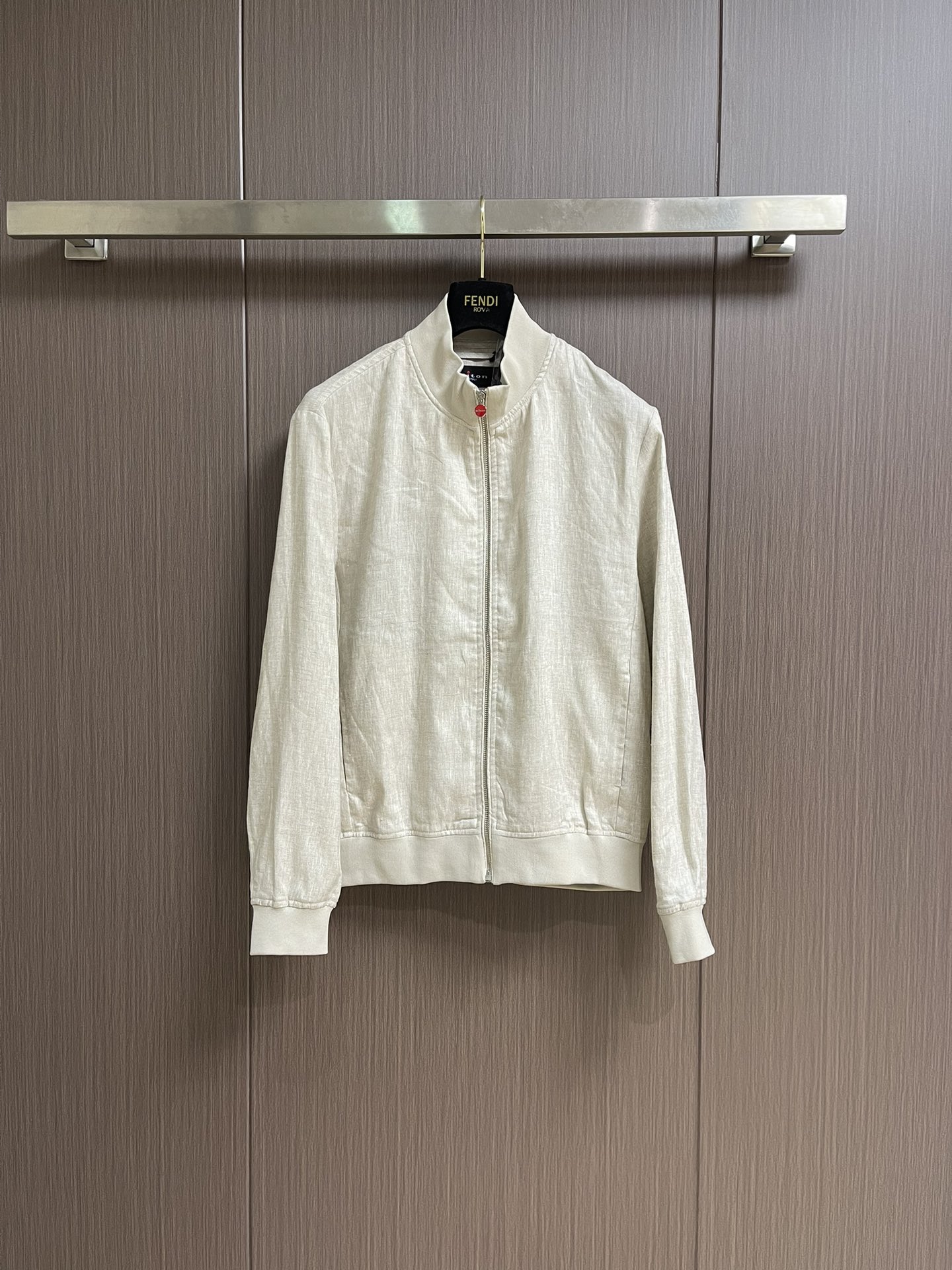 
kiton 亚麻面料手感柔软绵密立领设计外套，以其精细特织的100％亚麻面料和独特的设计，确实展现了非