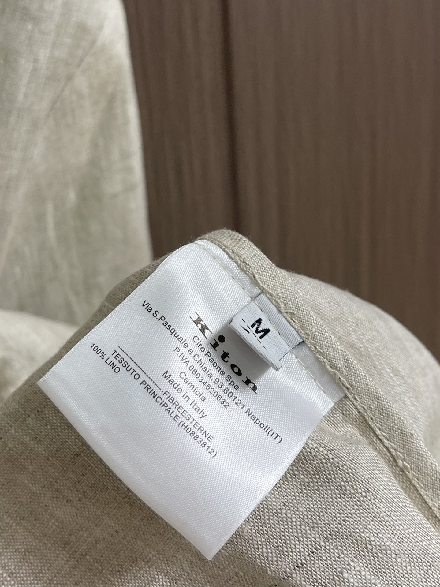 
kiton 亚麻面料手感柔软绵密立领设计外套，以其精细特织的100％亚麻面料和独特的设计，确实展现了非