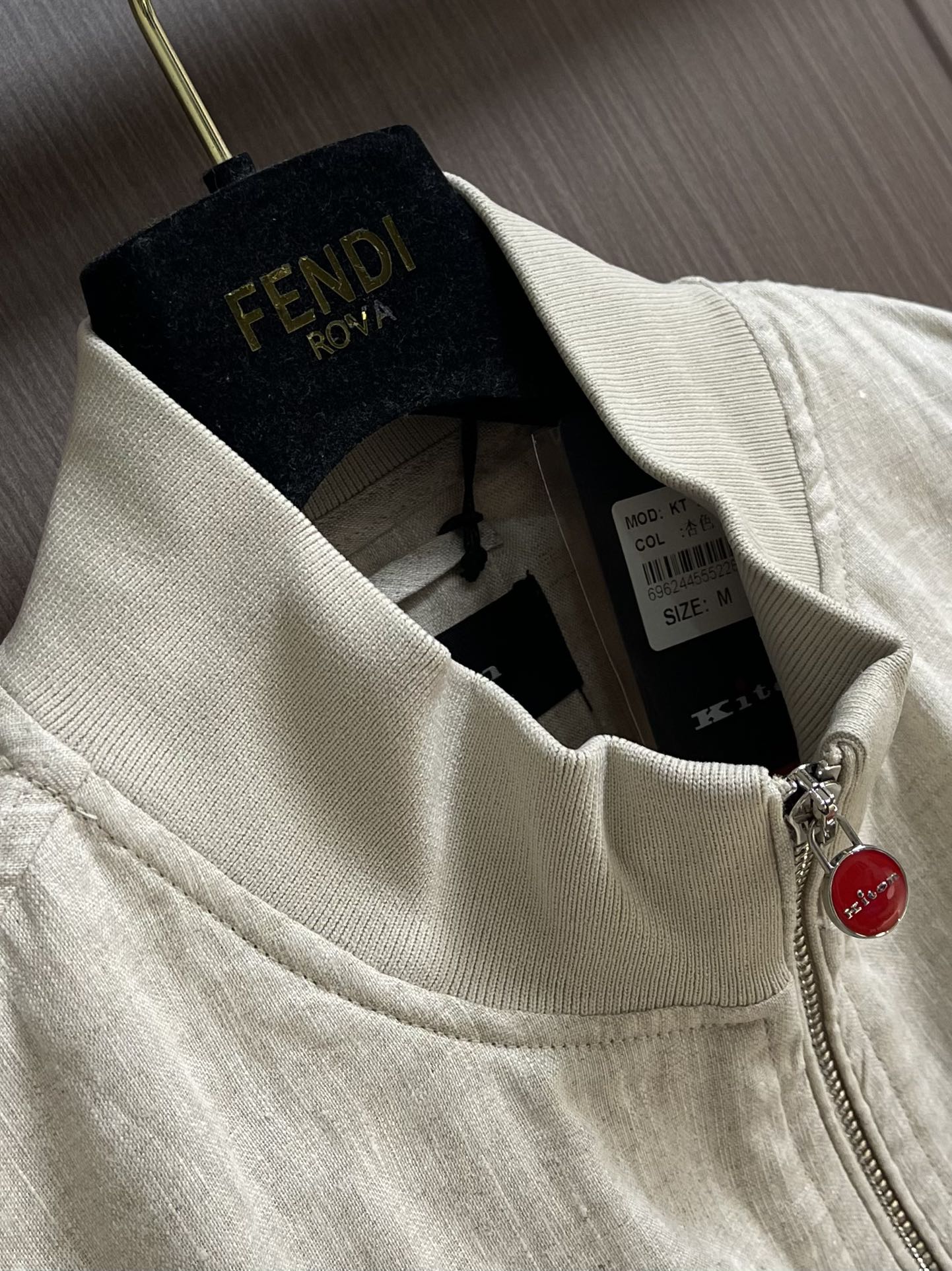 
kiton 亚麻面料手感柔软绵密立领设计外套，以其精细特织的100％亚麻面料和独特的设计，确实展现了非