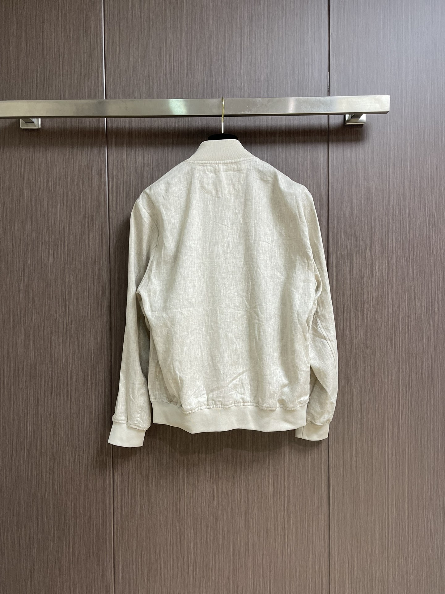 
kiton 亚麻面料手感柔软绵密立领设计外套，以其精细特织的100％亚麻面料和独特的设计，确实展现了非