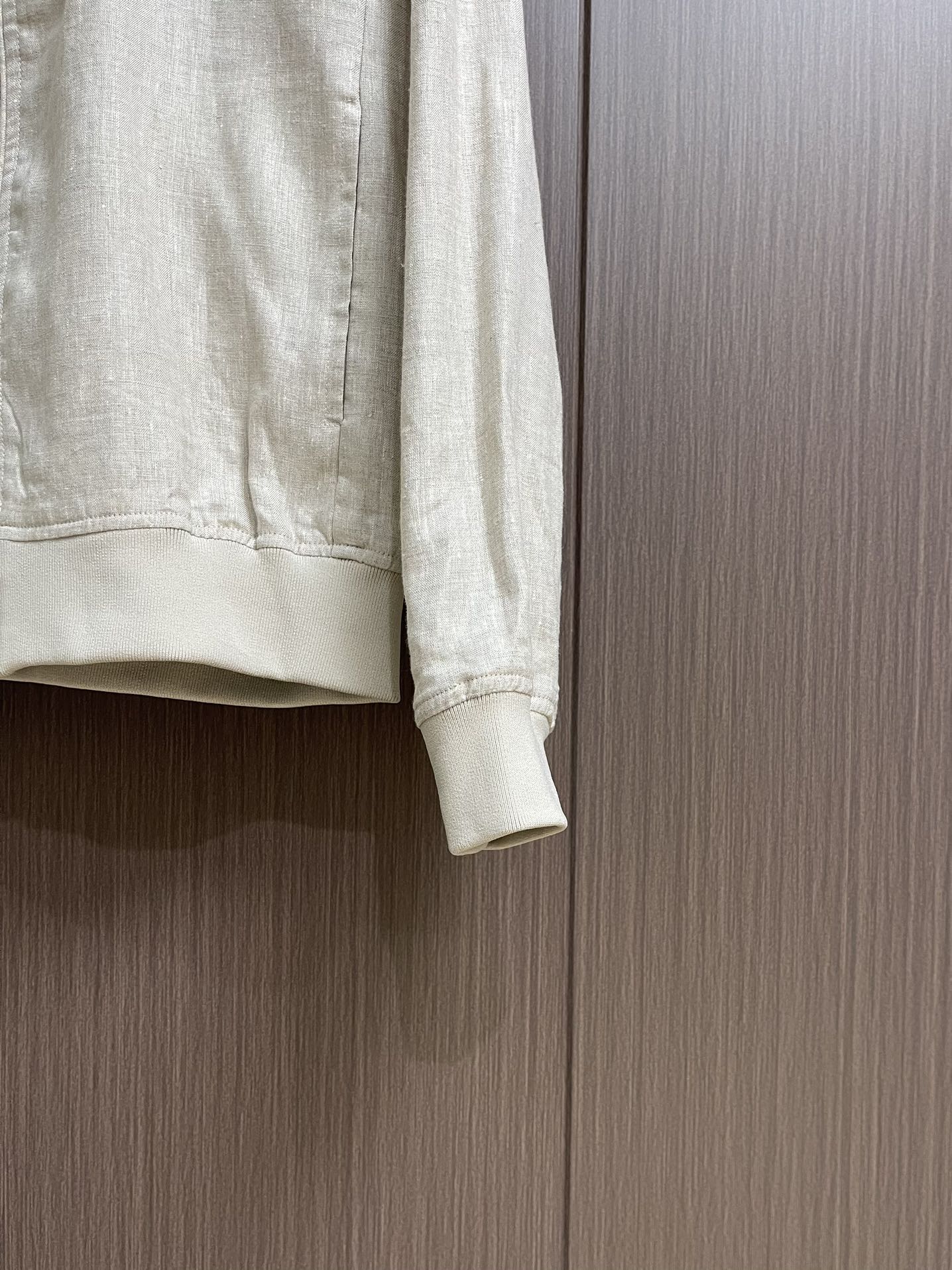 
kiton 亚麻面料手感柔软绵密立领设计外套，以其精细特织的100％亚麻面料和独特的设计，确实展现了非